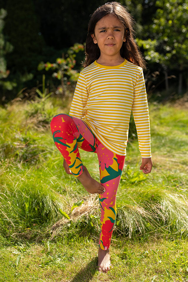 Tolle Kinderleggins mit Beerenmuster in schoenen bunten Farben.