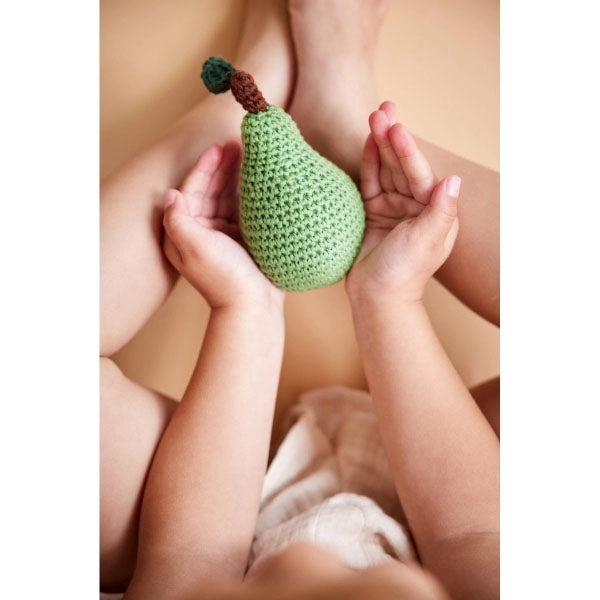 Suesse Rassel in Form einer gruenen Birne und in Handarbeit gehaekelt