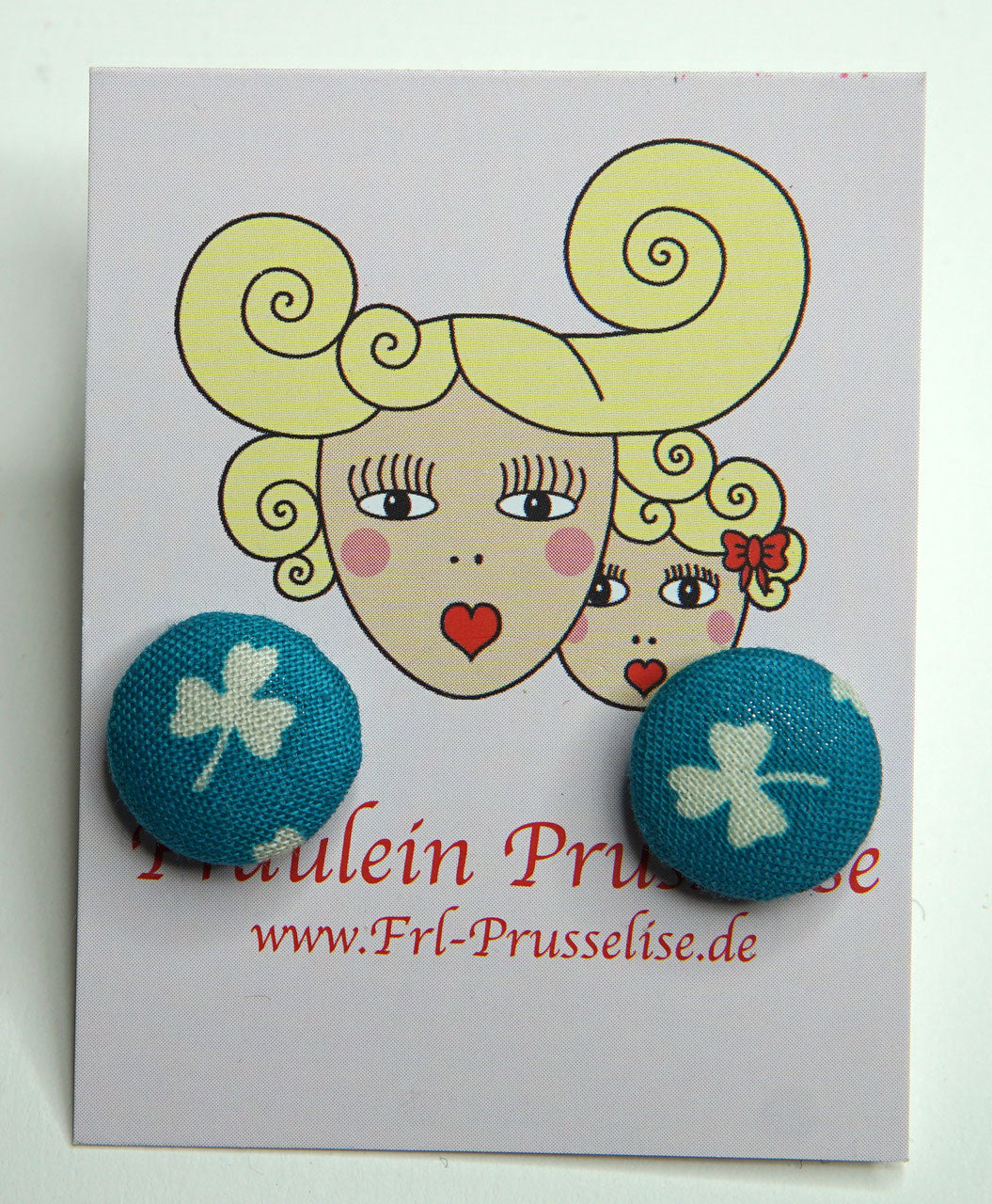 Ohrstecker mit Kleemuster in der Farbe petrol.