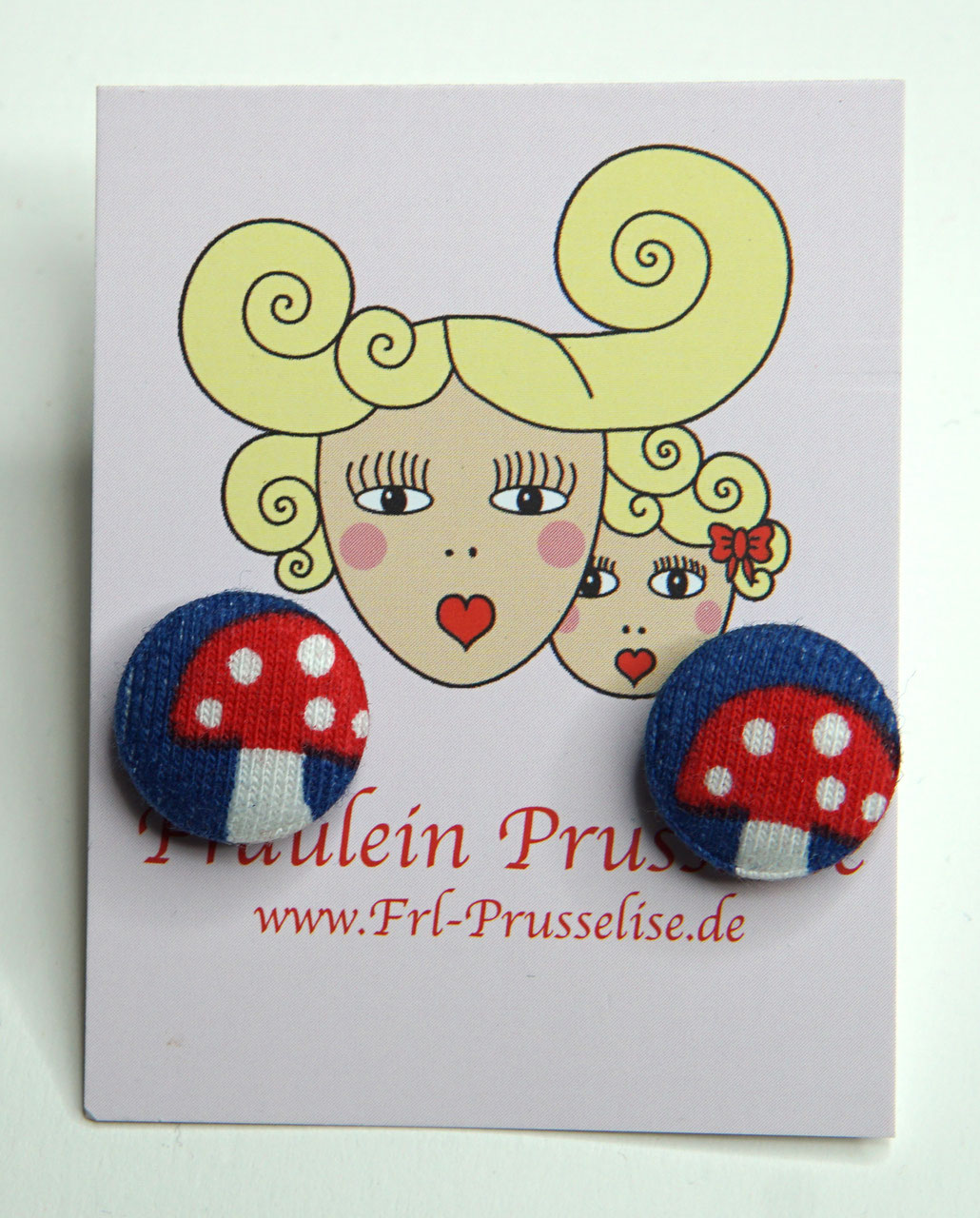 Ohrstecker mit sueßem Fliegenpilzmuster, in den Farben dunkelblau und rot.