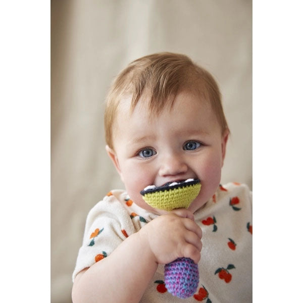 Suesse Rassel in Pilzform per Handarbeit gehaekelt, in gruen, schwarz, weisse Punkte, lila und blau. 