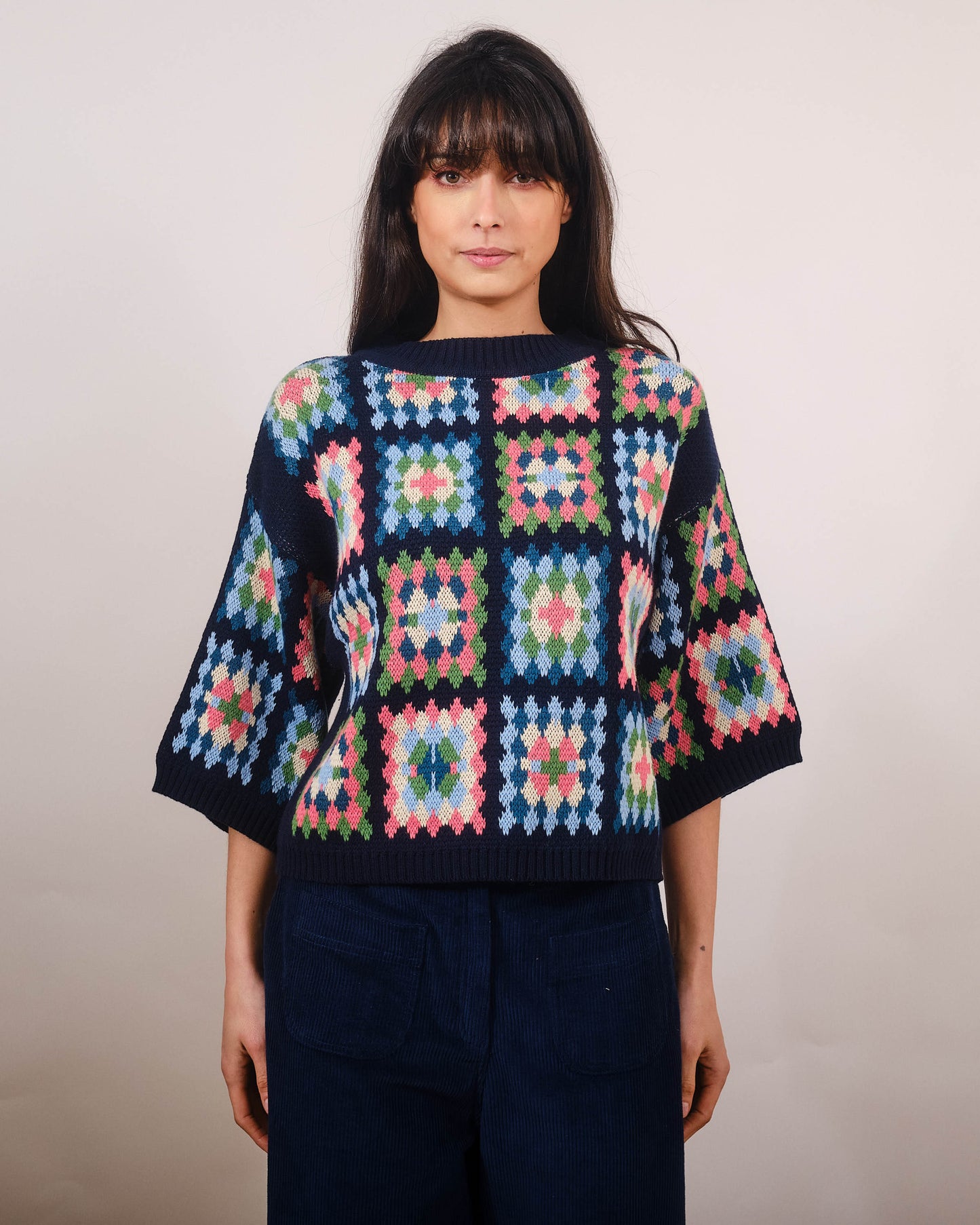 Stricktop mit Häkelpatchen im Grannystyle Look und 3/4 Ärmel in Loose Fit oversize Passform.