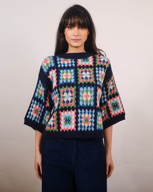 Stricktop mit Häkelpatchen im Grannystyle Look und 3/4 Ärmel in Loose Fit oversize Passform.