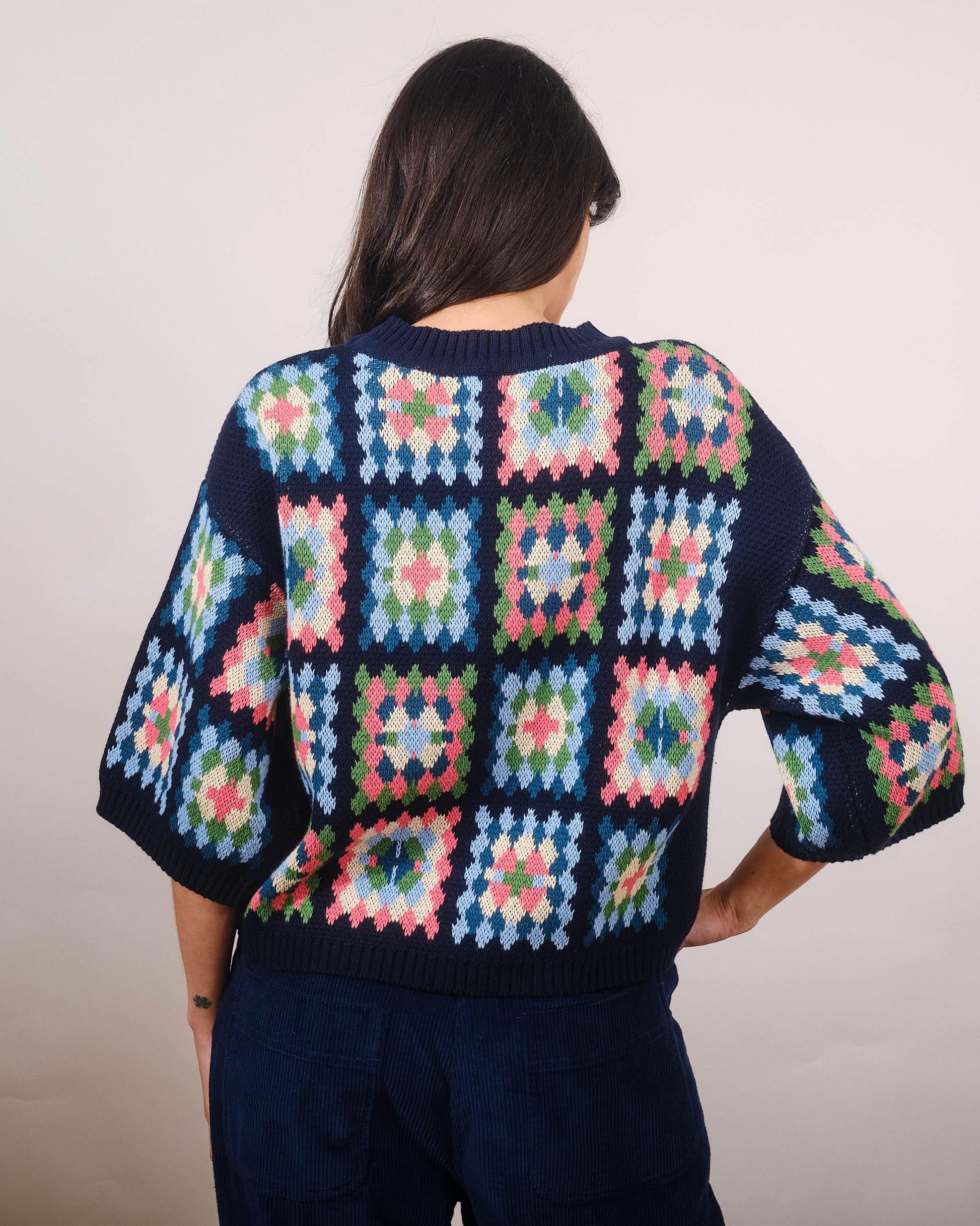 Stricktop mit Häkelpatchen im Grannystyle Look und 3/4 Ärmel in Loose Fit oversize Passform.