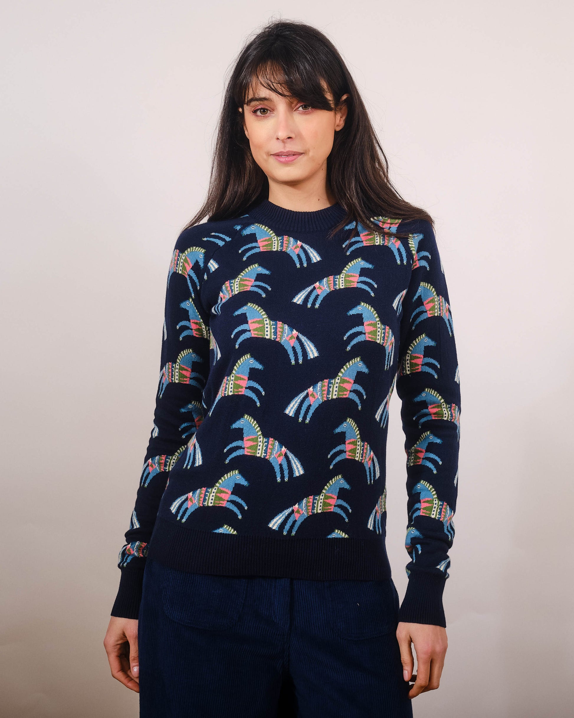 Strickpullover aus Biobaumwolle mit süßem Pferdchenmuster in trendy Retrofarben, schmale Passform.