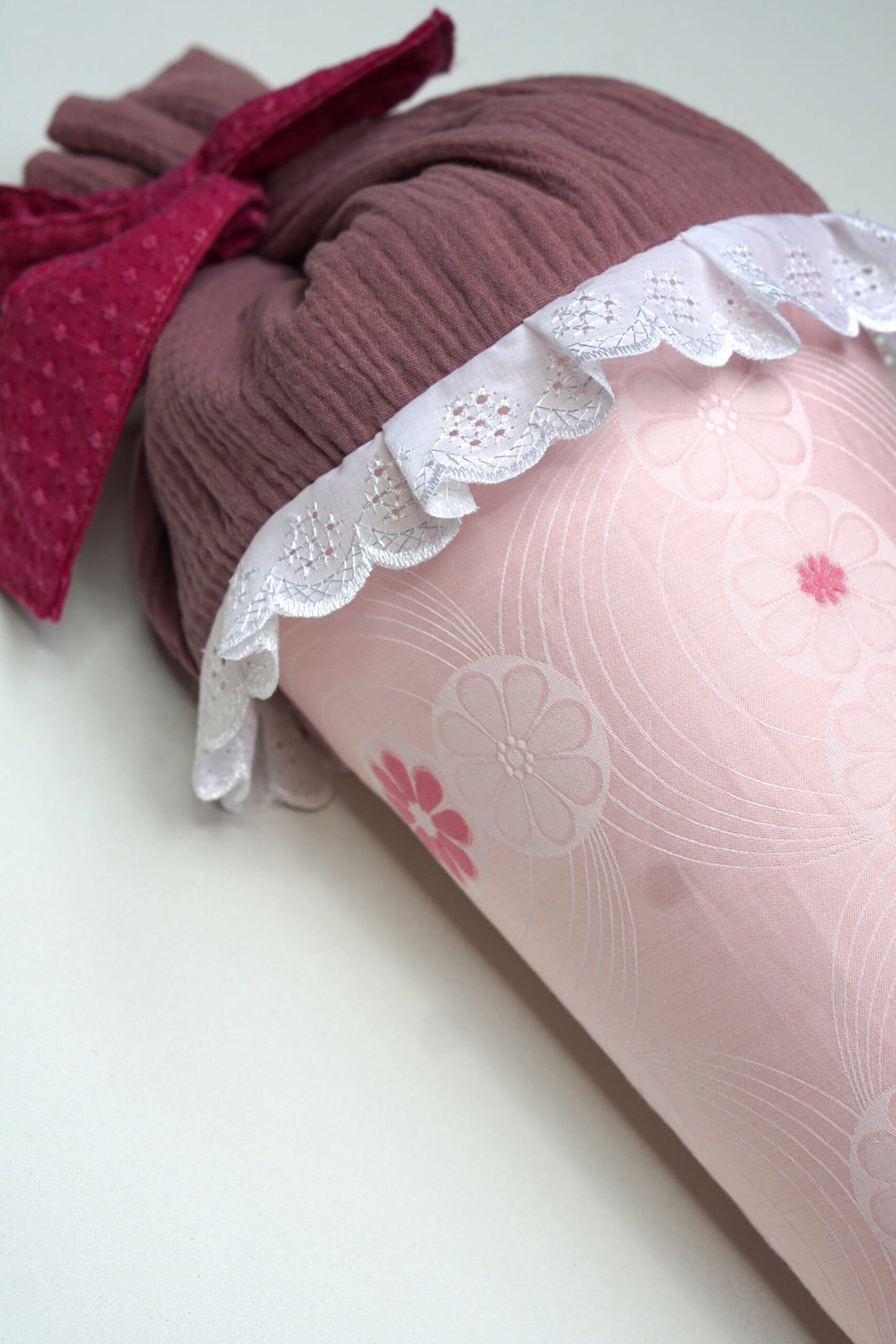 Schultuete mit Blumen-Retrostoff und Spitze ,in zartem rosa und weinrot.