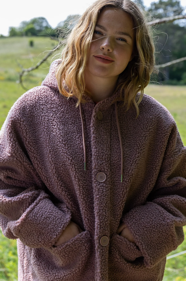 Geknöpfte Damenjacke mit Kapuze aus Teddplüsch und vorderen Knöpfen.