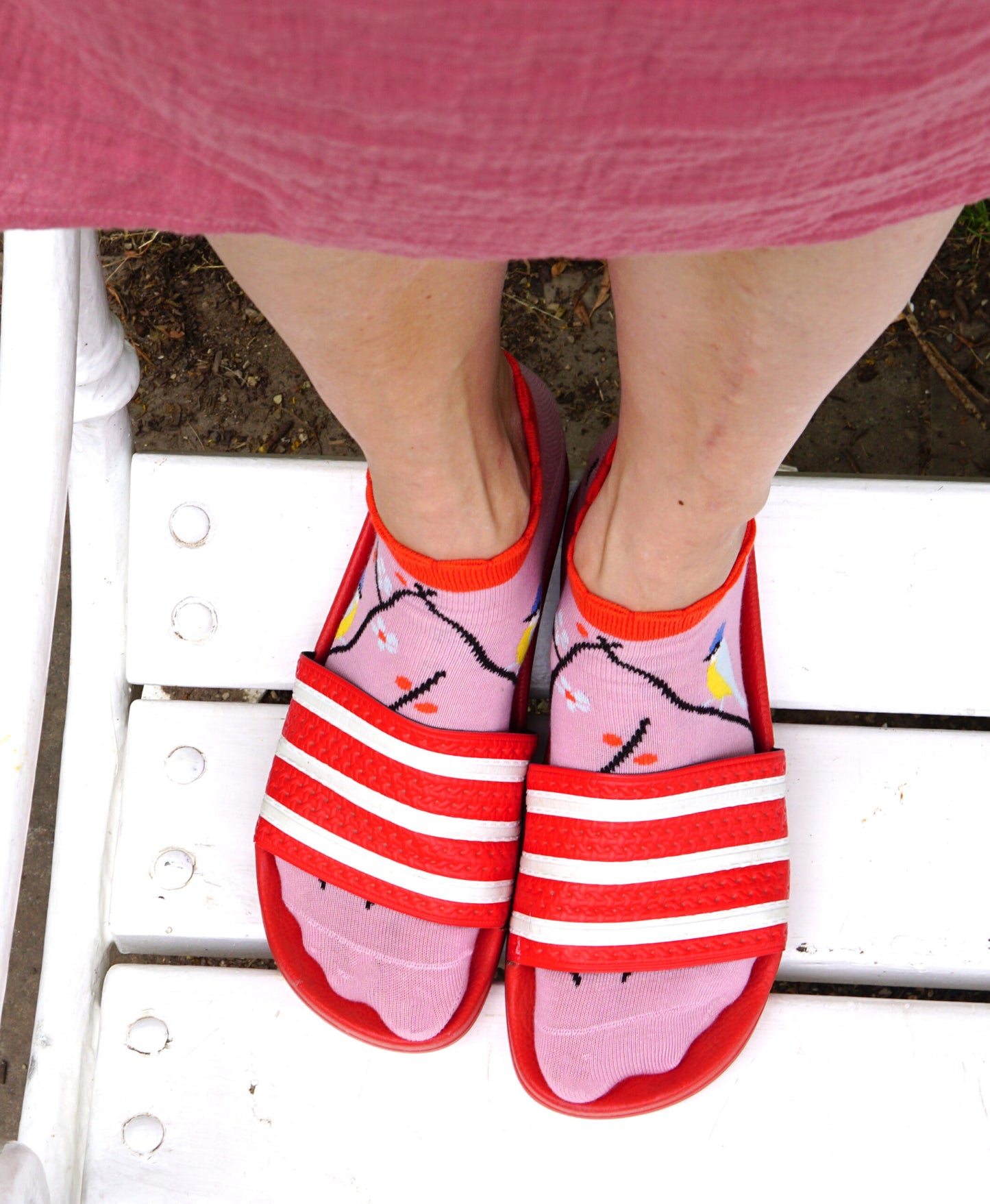 Tragefoto von den wunderschoenen Prusselise Sneakersocken mit sueßem  Blaumeisenmotiv in rosa.
