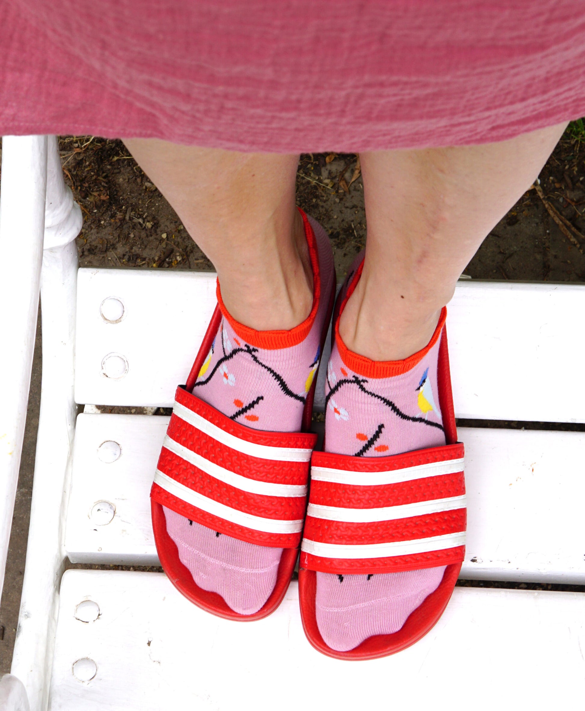 Tragefoto von den wunderschoenen Prusselise Sneakersocken mit sueßem  Blaumeisenmotiv in rosa.