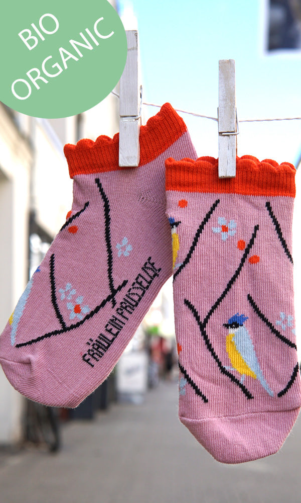 Wunderschoene Prusselise Sneakersocken mit sueßem  Blaumeisenmotiv in rosa.