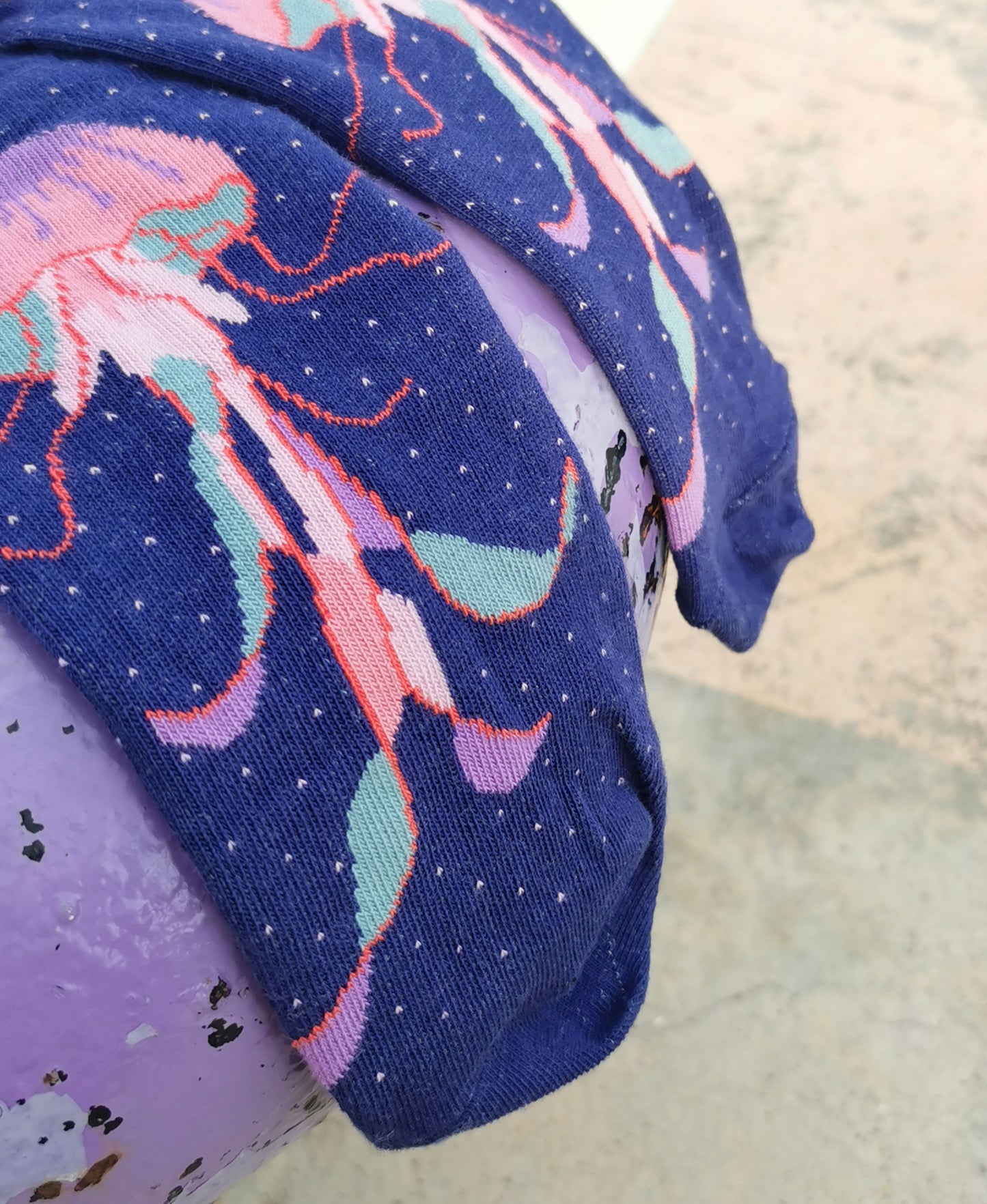 Tolles Tragefoto von den Medusa Sneakersocken mit Quallenmotiv in blau und Puenktchen.