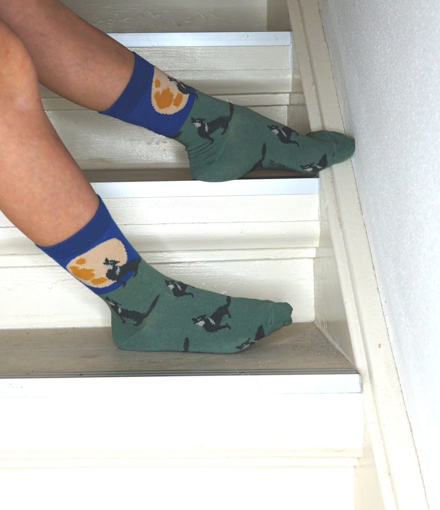 Cooles Tragefoto von den Wolf und Mond Socken in gruen in blau.