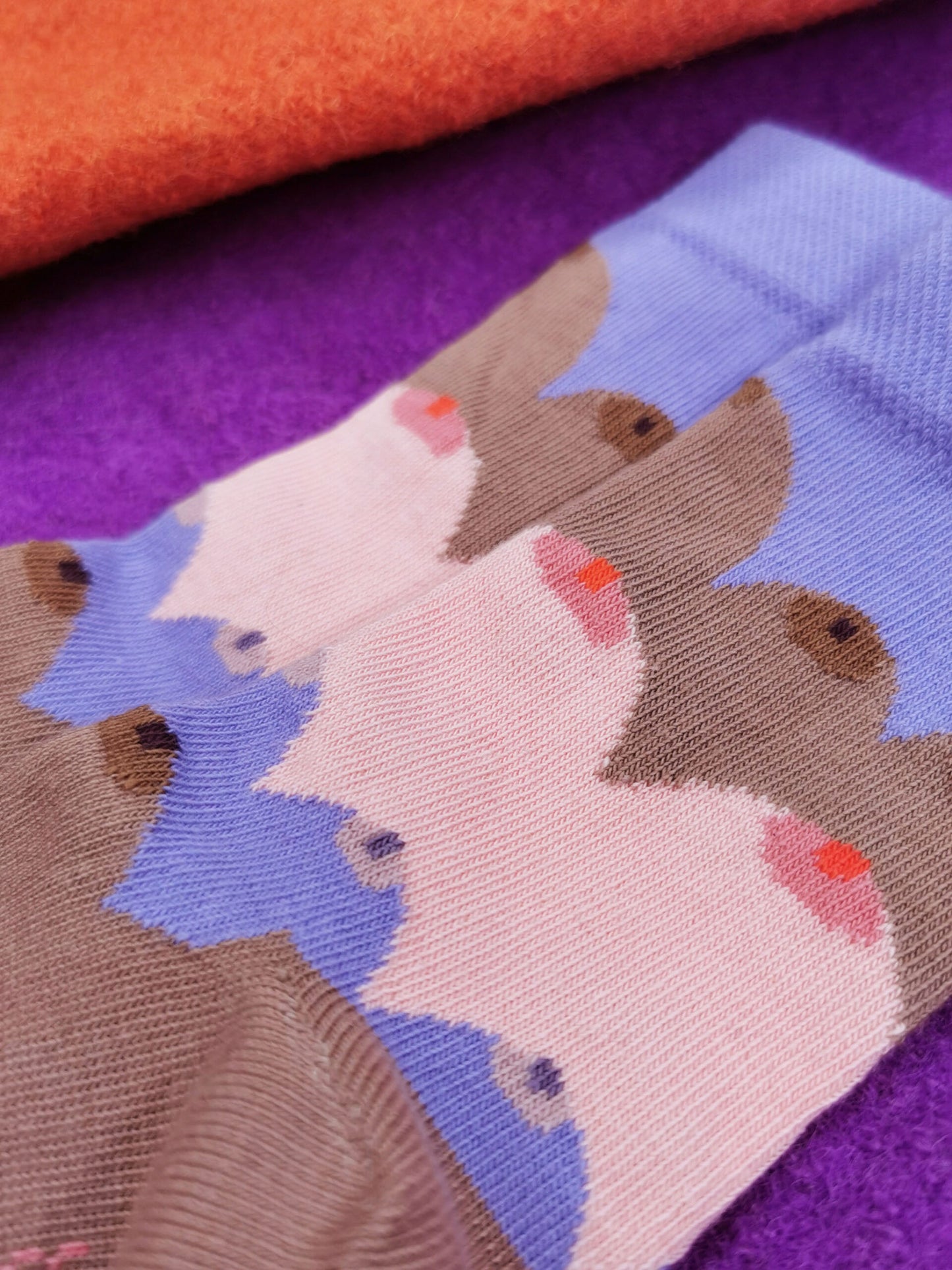 Stilvolle Boobies Socken in lila.