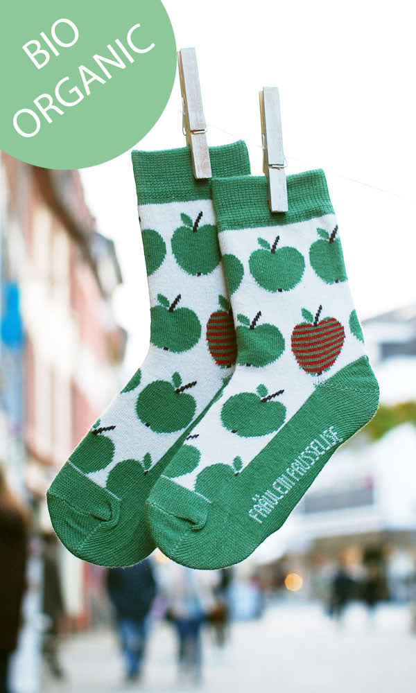 Schoene Kindersocken mit gruenem Apfelmotiv.
