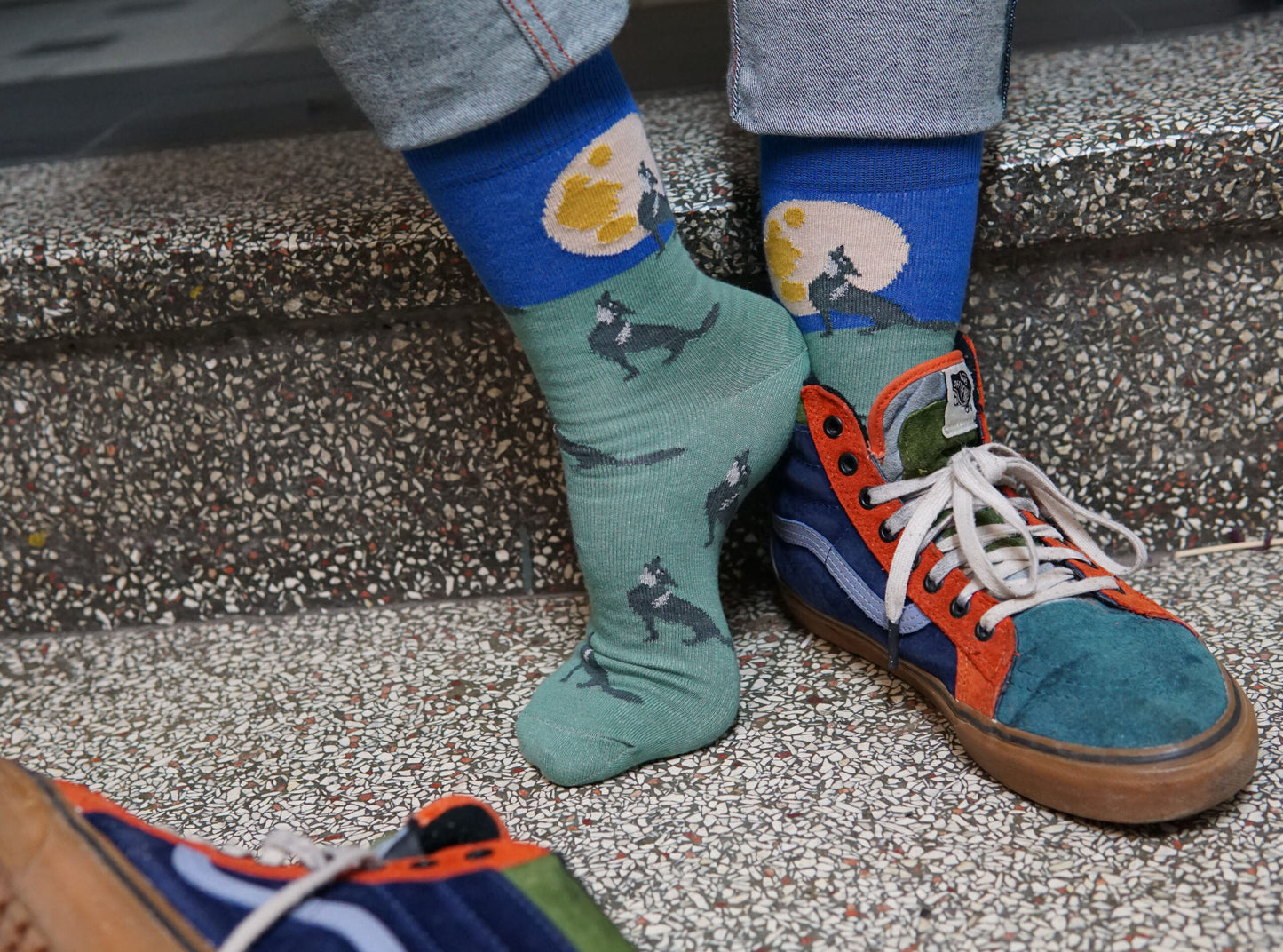 Cooles Tragefoto von den Wolf und Mond Socken in gruen in blau.