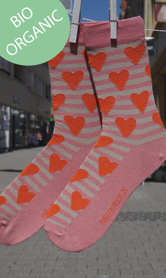 Schoene Socken mit Herzmotiv und Streifen in beige und rosa.