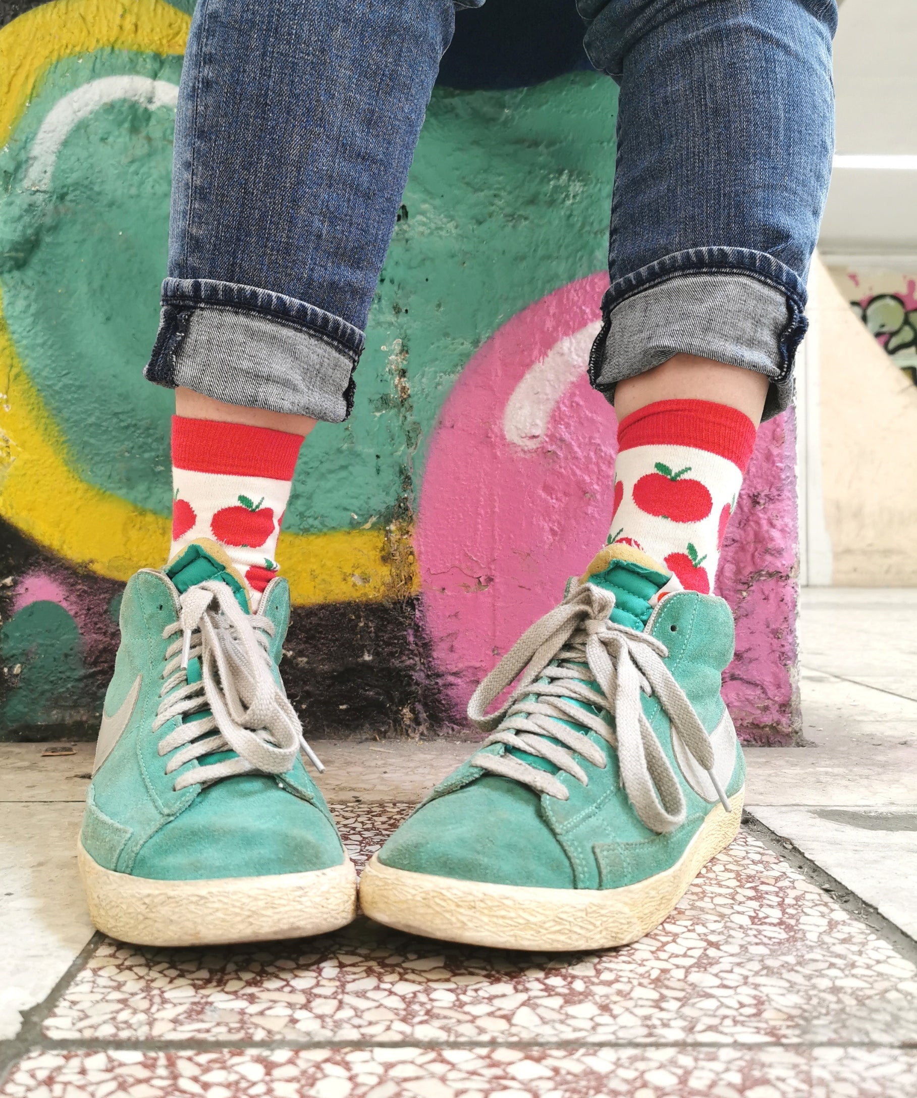 Cooles Tragefoto von den Socken aus Biobaumwolle mit Rotem Apfelmotiv.