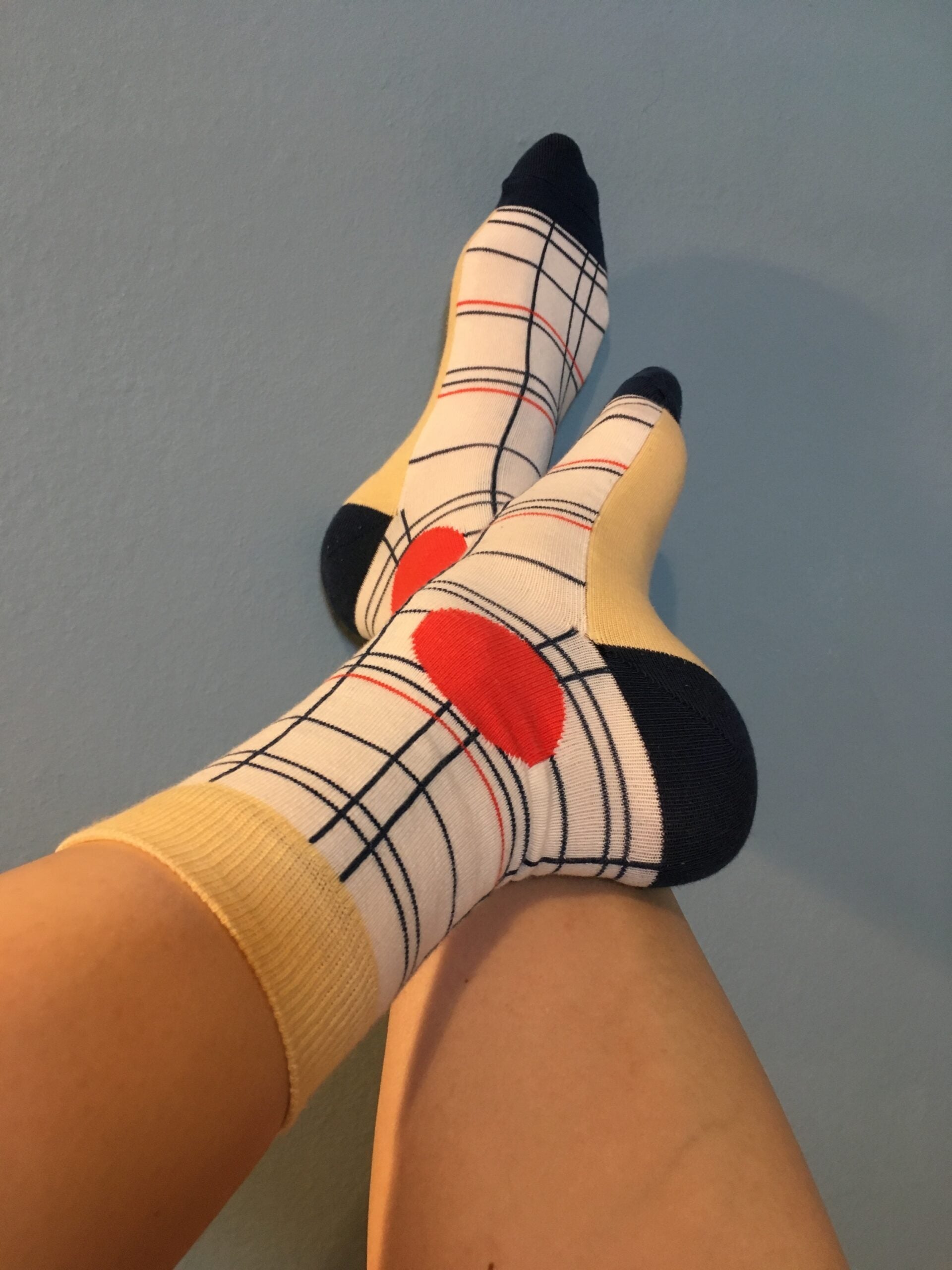 Prusselise Damensocken mit coolem Gridmuster in gelb,blau und rot.