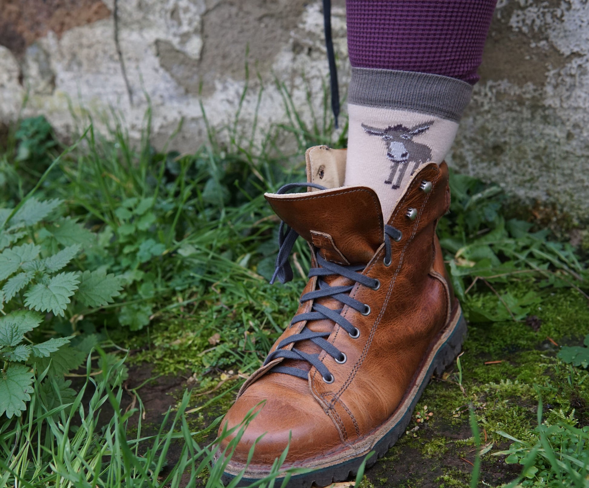 Tragefoto von den Prusselise Eselsocken in beige und braun.