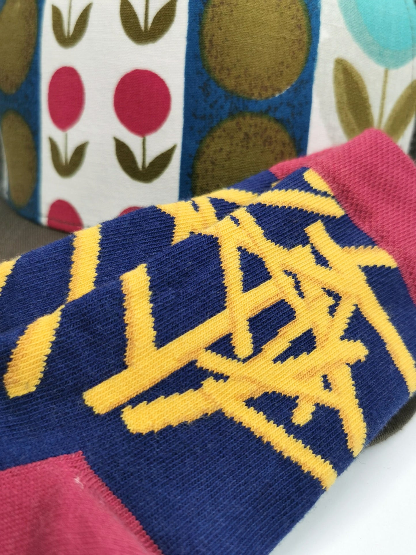  Prusselise Socken mit coolem Pommesmotiv in gelb,blau und rot.