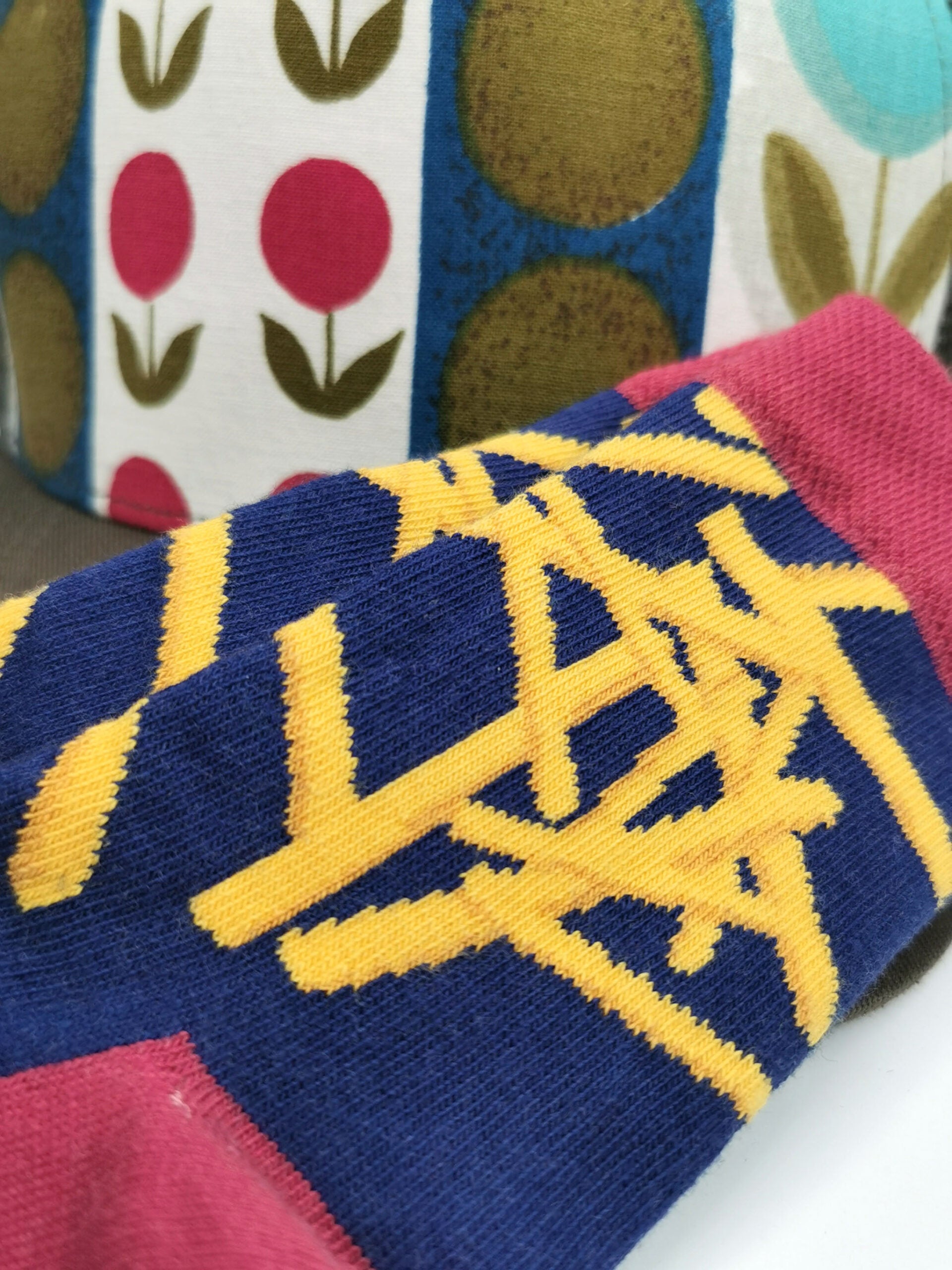  Prusselise Socken mit coolem Pommesmotiv in gelb,blau und rot.