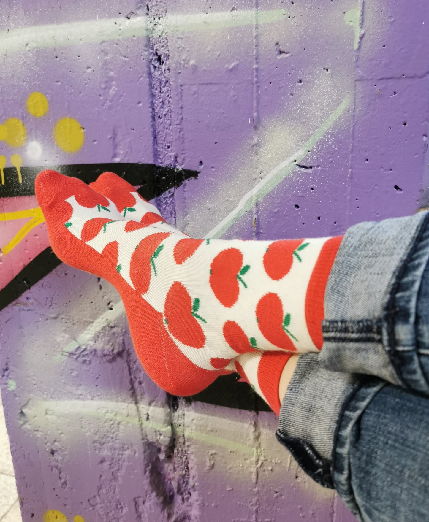 Cooles Tragefoto von den Socken aus Biobaumwolle mit Rotem Apfelmotiv.