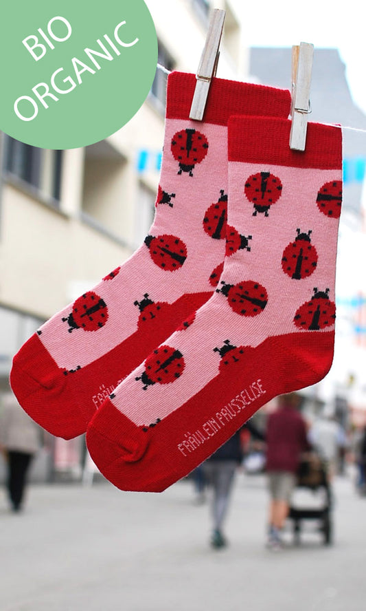 Prusselise Kindersocken mit schoenem Marienkaefermotiv in rot und rosa.