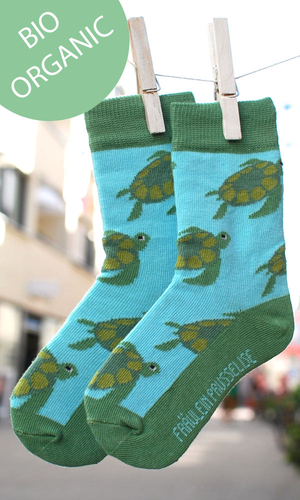 Socke mit schoenem Schildkroetenmotiv in blau und gruen.