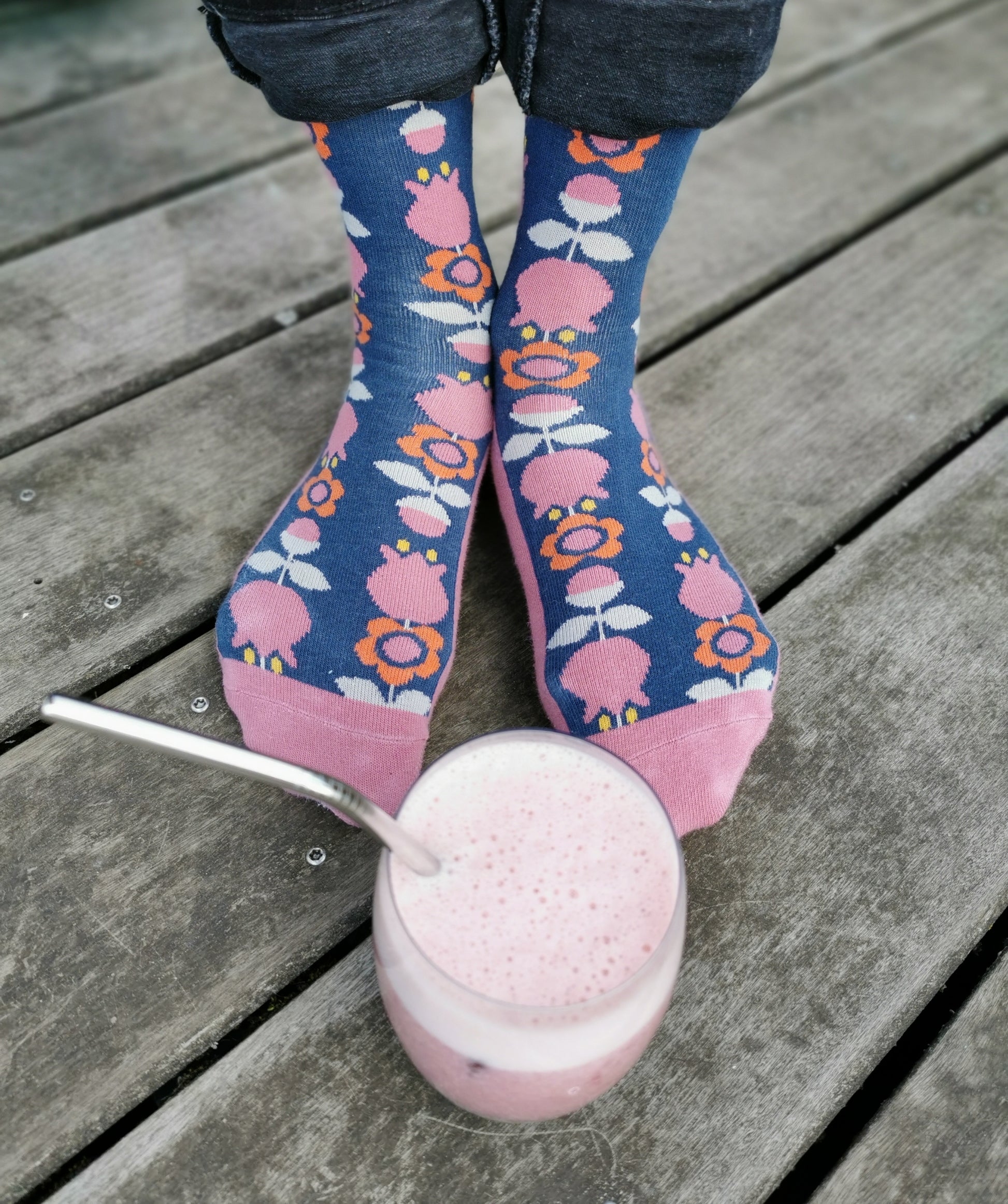 Schoenes Tragefoto von den Tulpensocken in dunkelblau und rosa.