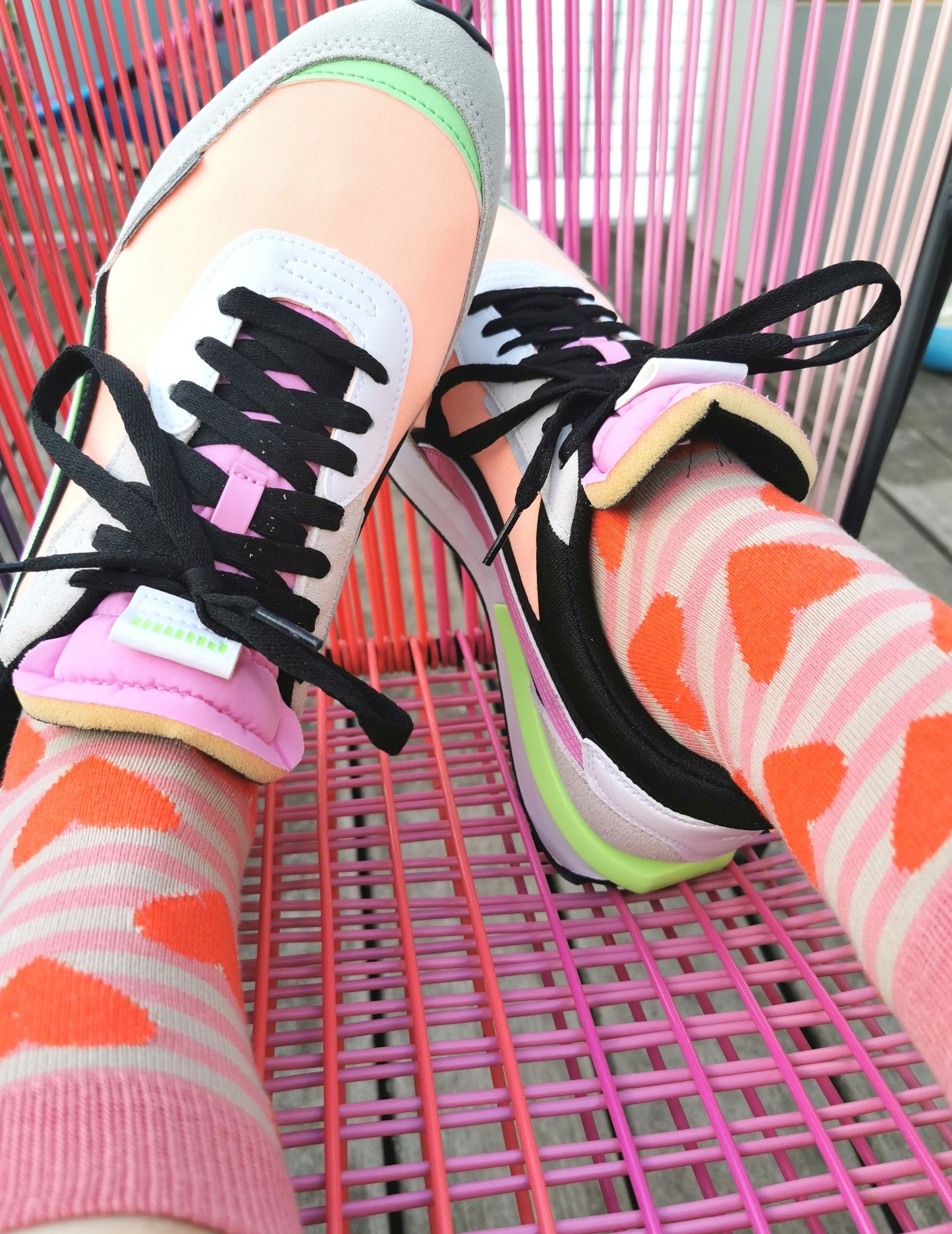 Schoenes Tragefoto von den Prusselise Herzsocken in beige und rosa.