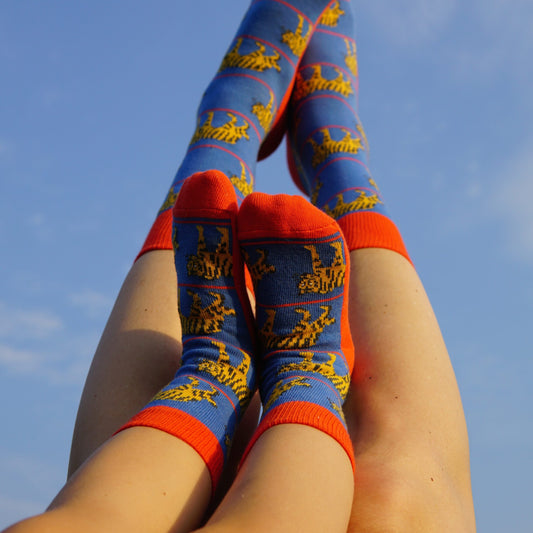 Schoenes Tragefoto von den Prusselise Damen- und Kindersocken mit tollem Tigermotiv in blau und rot. 