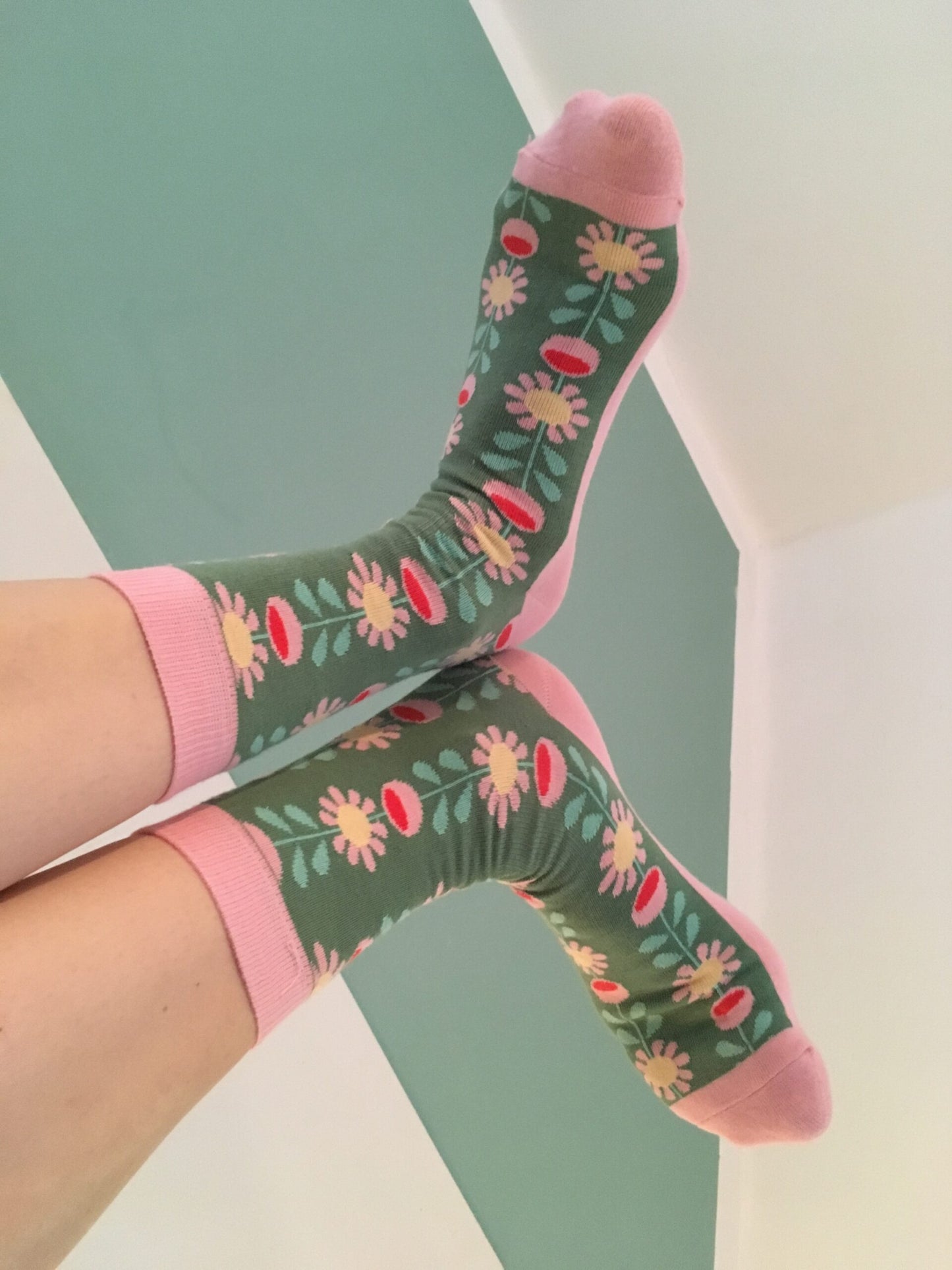 Tragefoto von den schoenen Retroblumensocken in rosa und gruen.