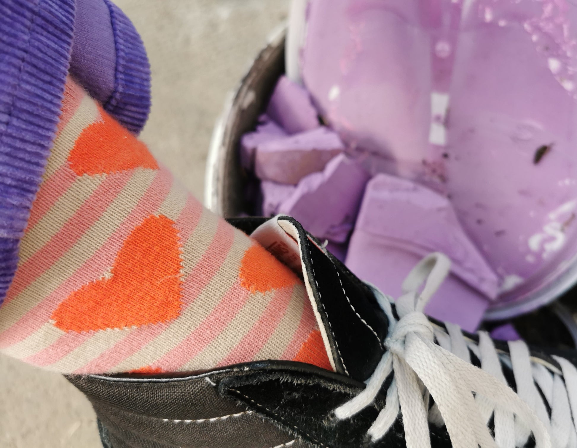 Schoenes Tragefoto von den Prusselise Herzsocken in beige und rosa.