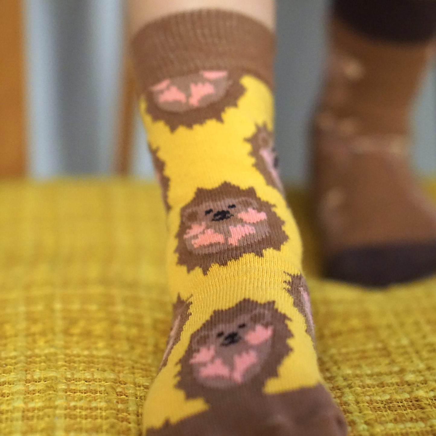Tolles Tragefoto von den Prusselise Socken mit schoenem  Igelmotiv in braun und gelb. 