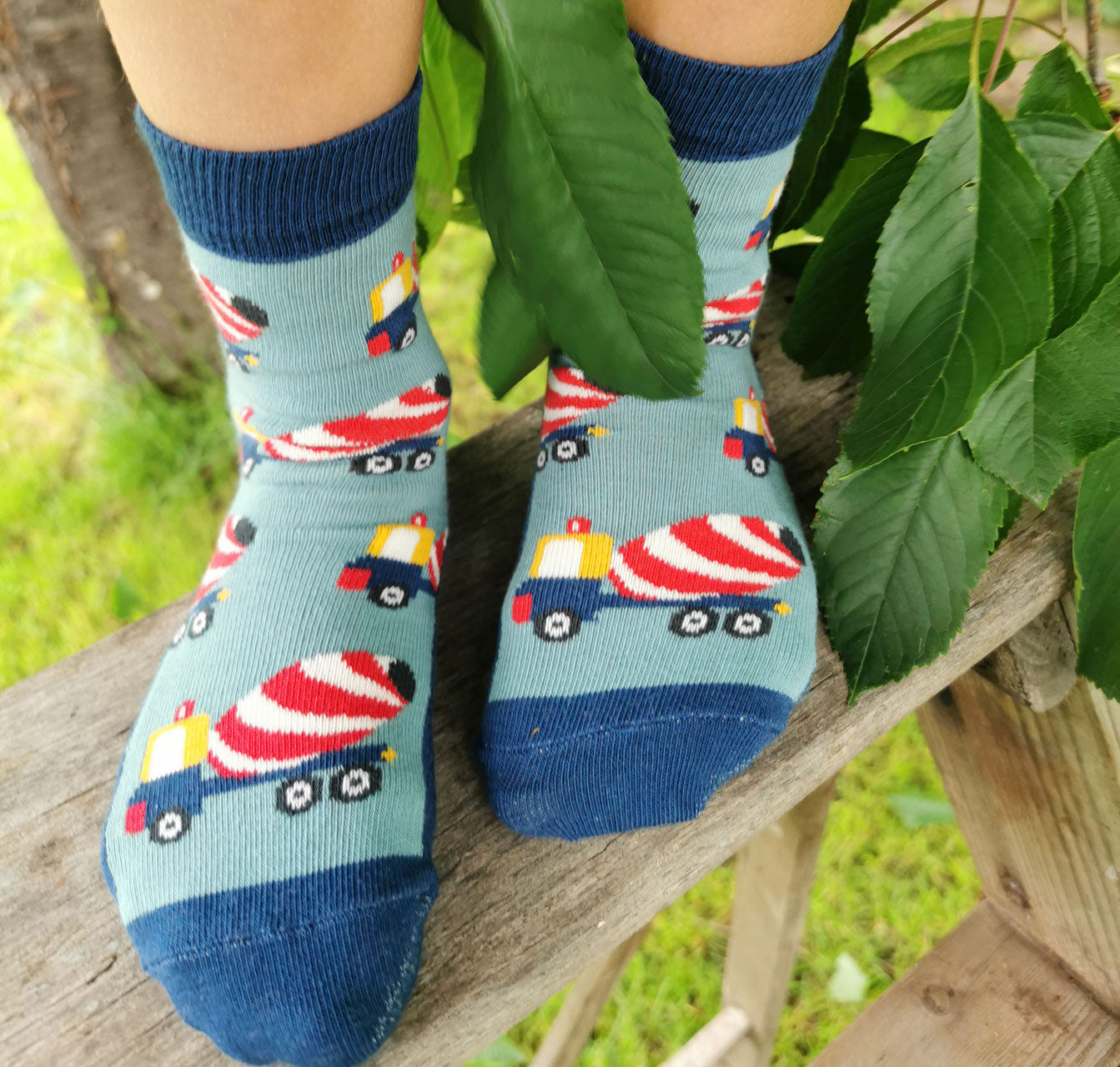 Tolles Tragefoto von den Prusselise Kindersocken mit coolem Betonmischermotiv in blau. 