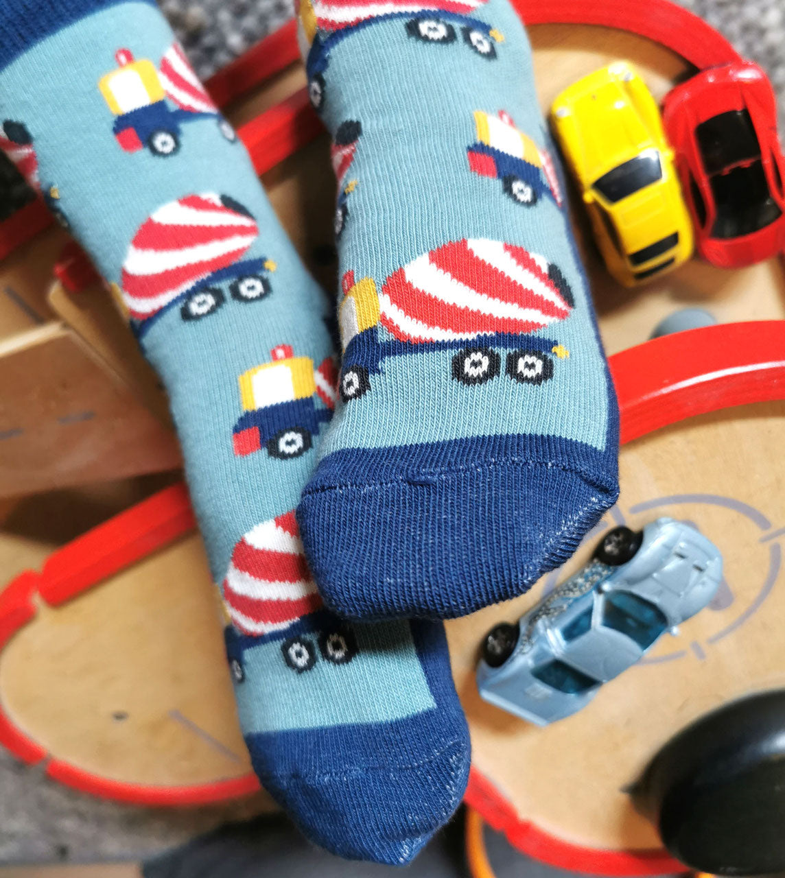 Tolles Tragefoto von den Prusselise Kindersocken mit coolem Betonmischermotiv in blau. 