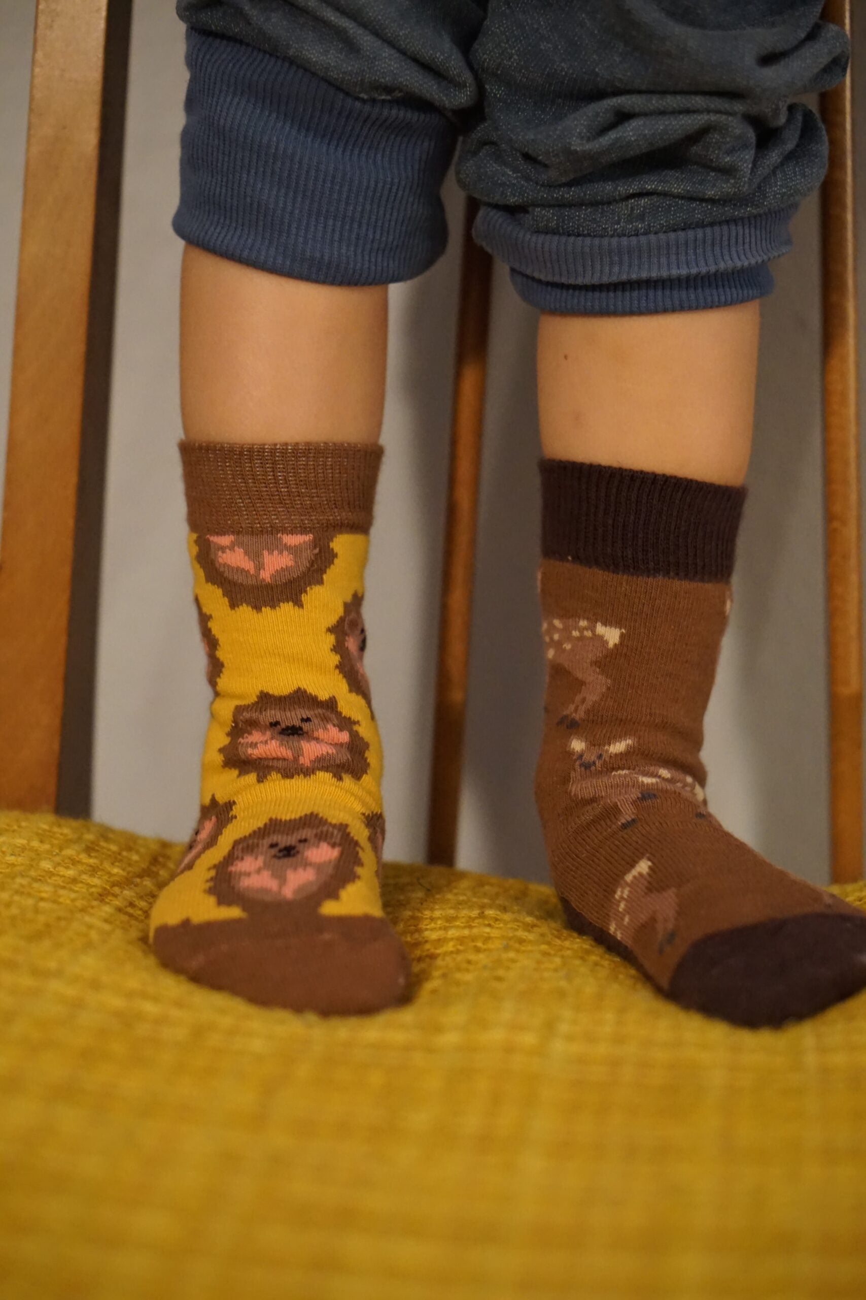 Tolles Tragefoto von den Prusselise Kindersocken mit schoenem  Igel-und Rehmotiv in braun und gelb. 