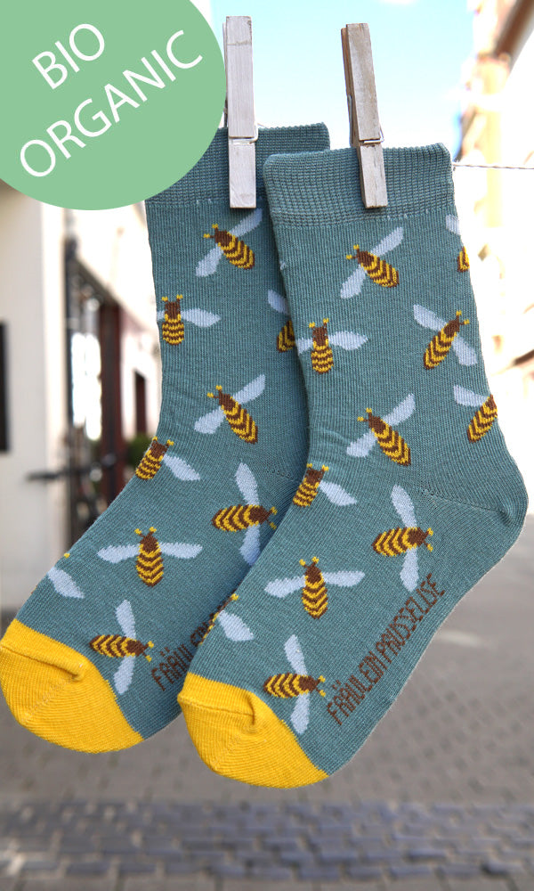 Socken mit Bienenmuster in blau und gelb.