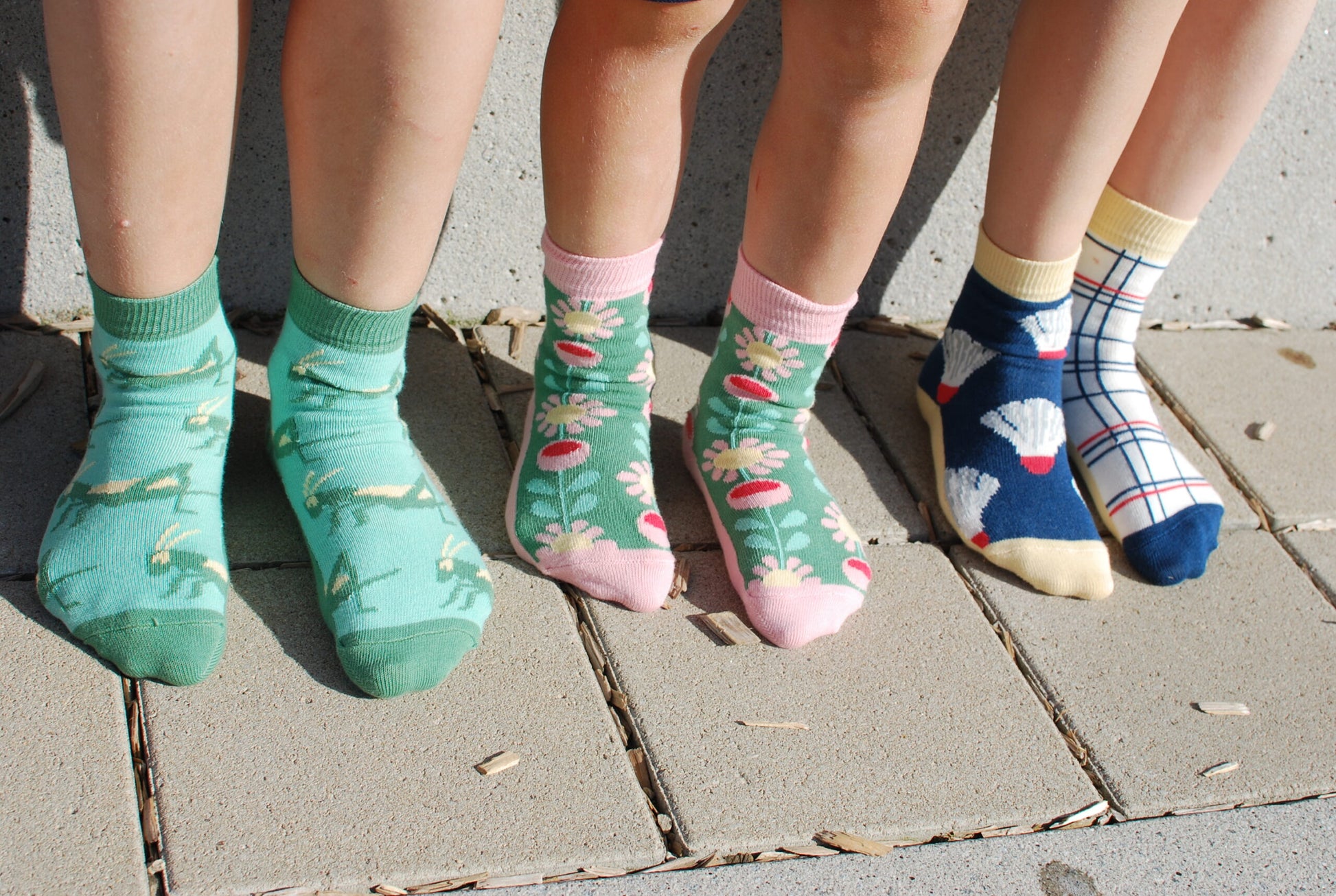 Prusselise Kinder Socken mit verschiedenen Motiven und Farben.