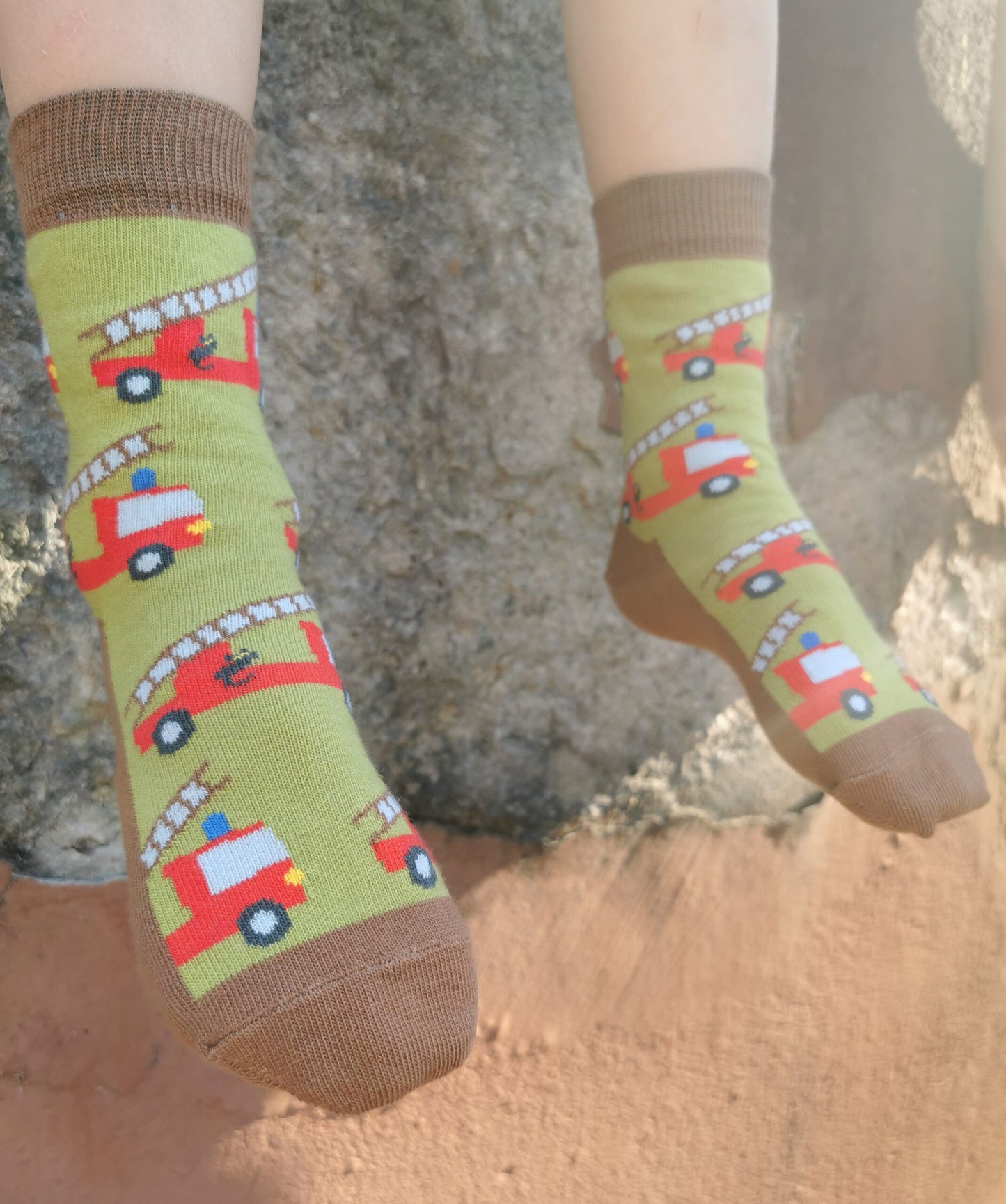 Tragefoto von den Prusselise Kindersocken mit tollem Feuerwehrmotiv in gruen,rot und braun.