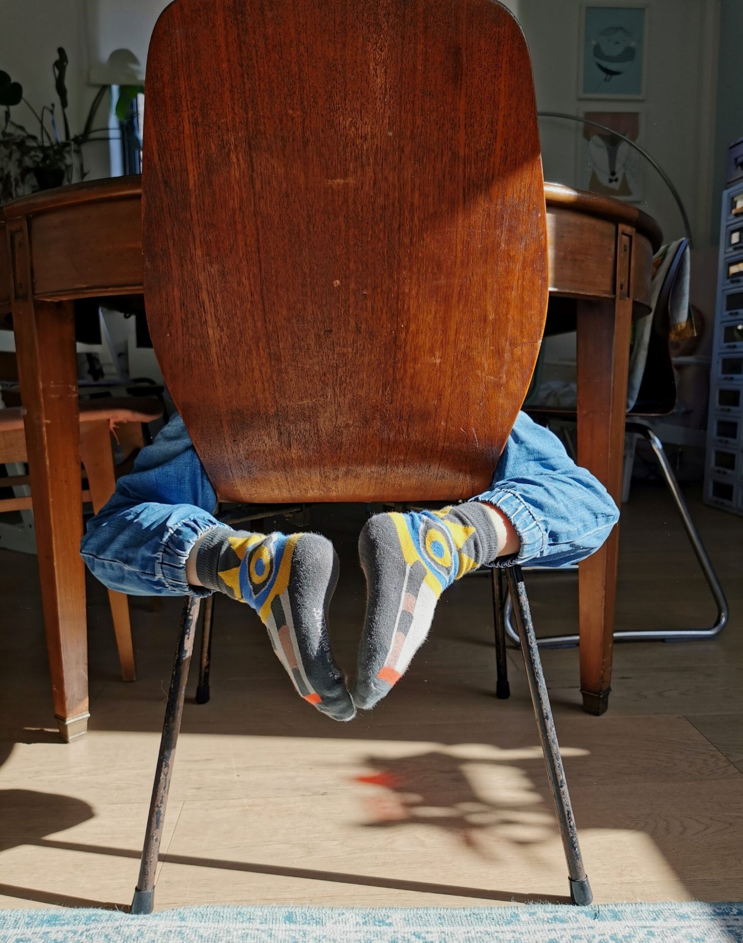 Tolles Tragefoto von den Prusselise multicolor Kindersocken mit coolem Inkamotiv.