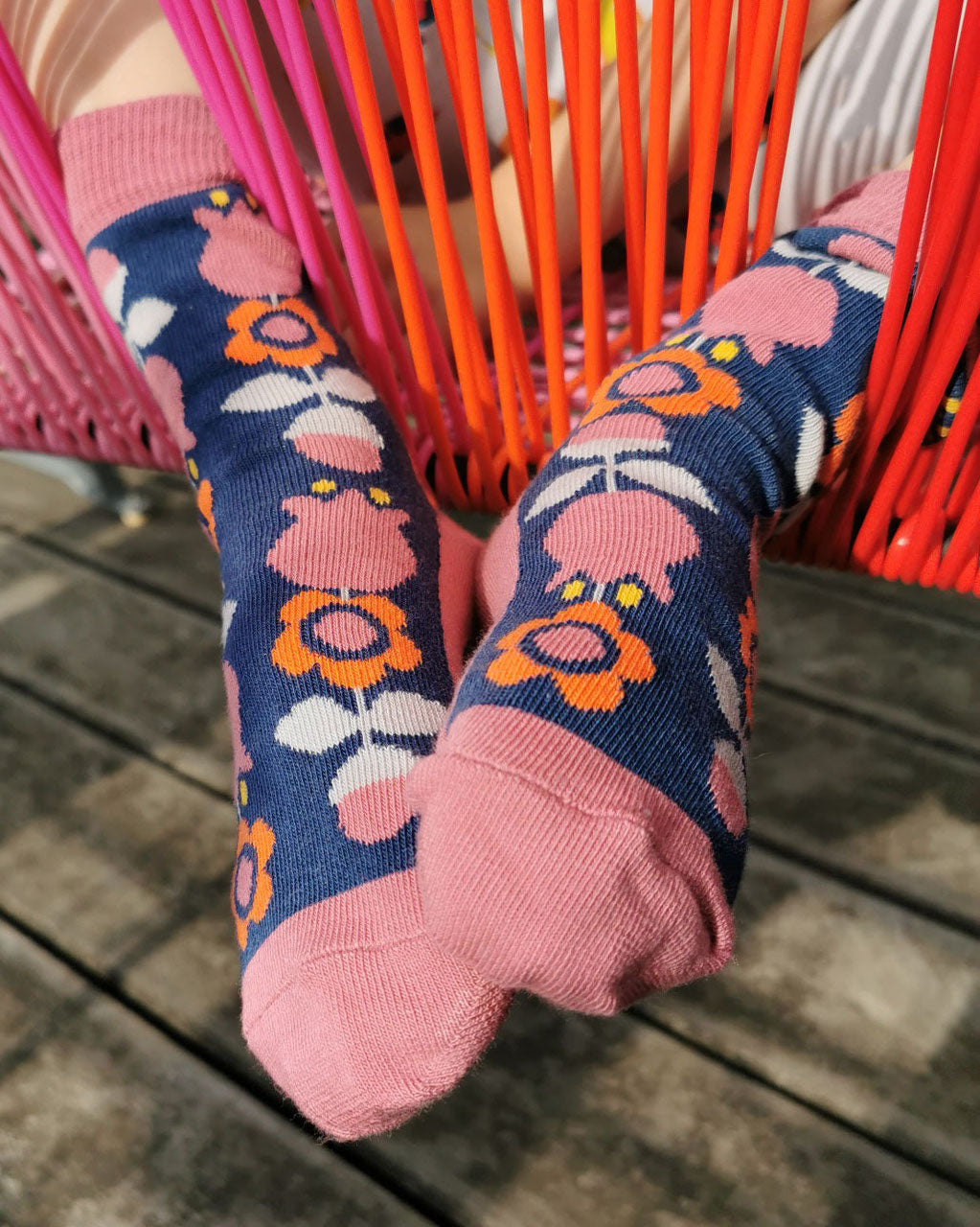 Schoenes Tragefoto von den Tulpensocken in dunkelblau und rosa.