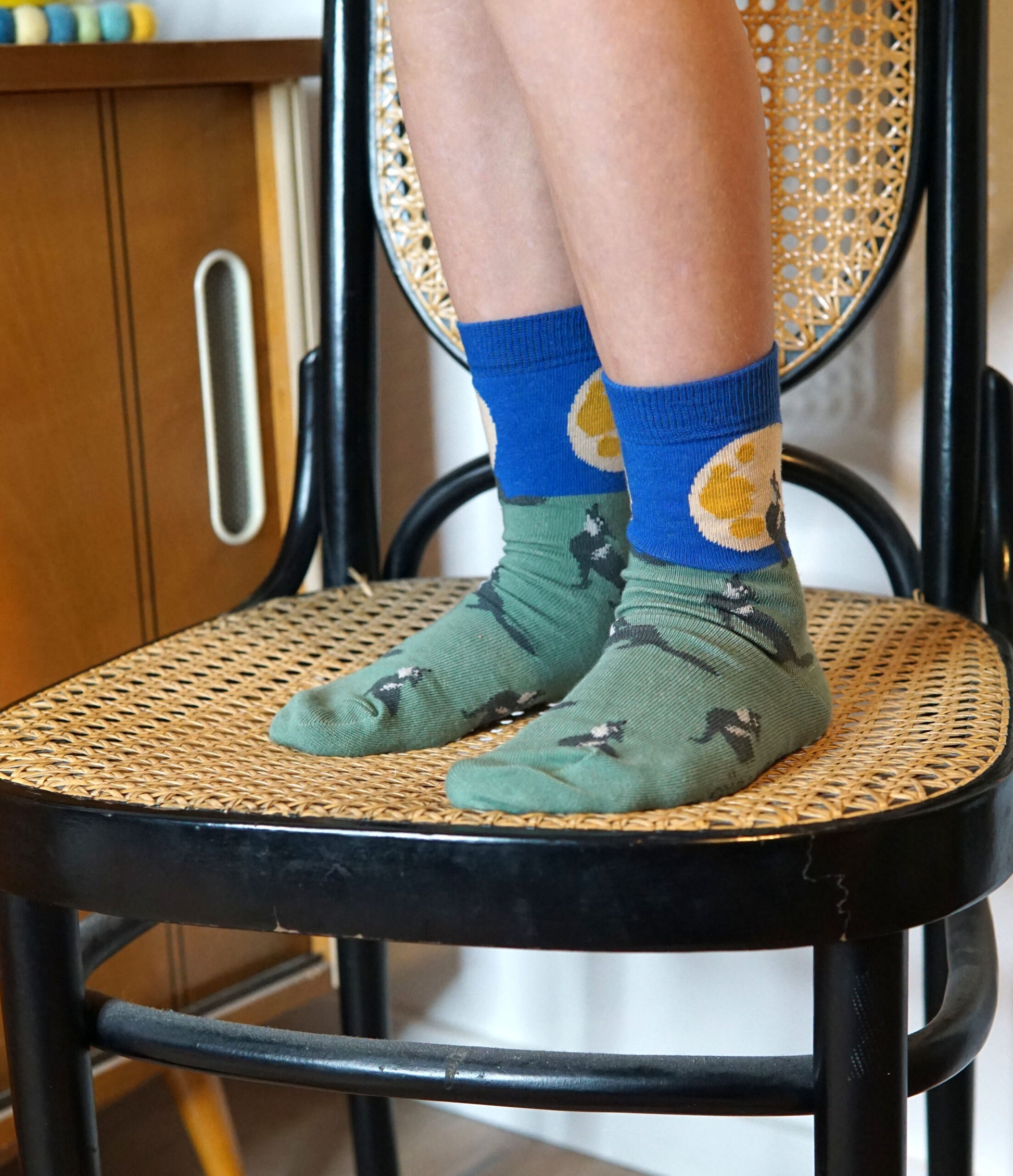 Cooles Tragefoto von den Wolf und Mond Socken in gruen in blau.