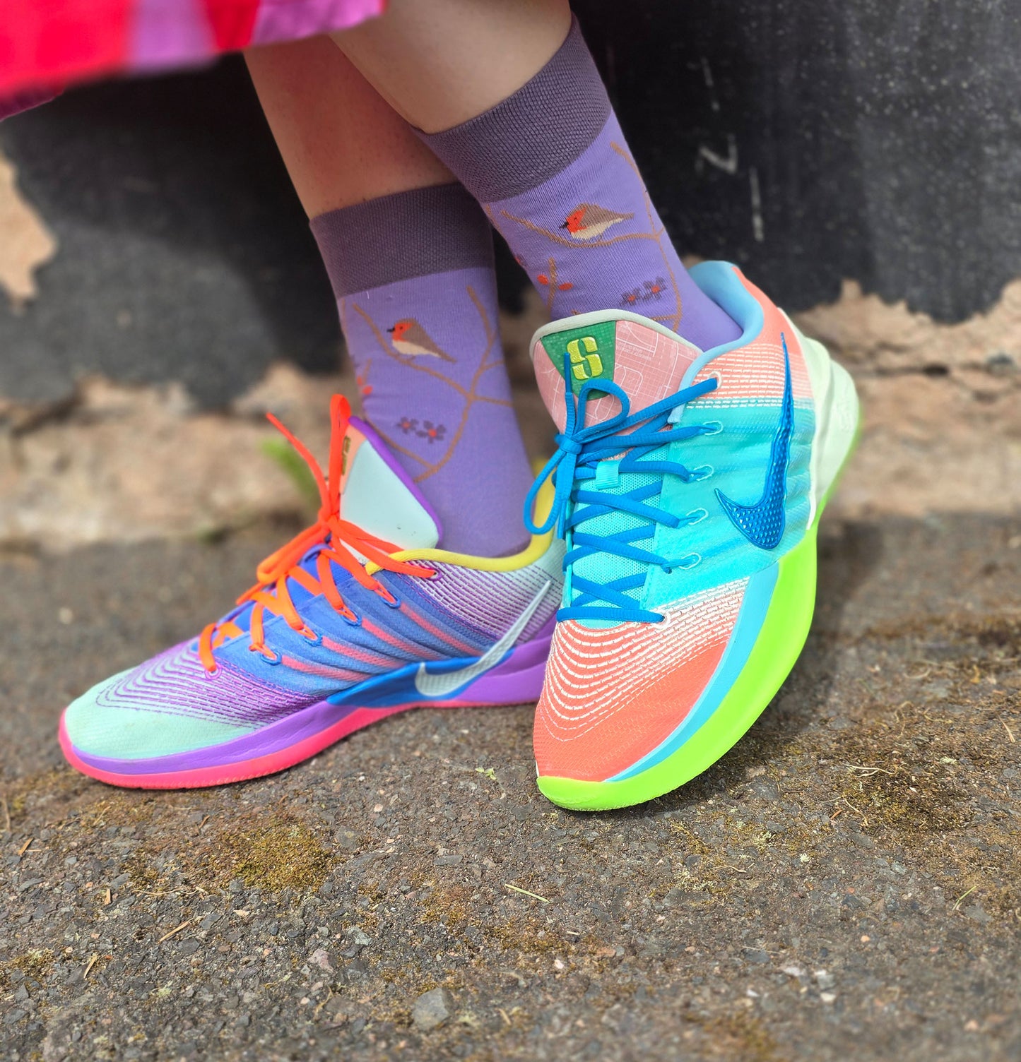 Socken in lila mit Rotkehlchen Vögelchen Muster auf kleinen braunen Ästchen.