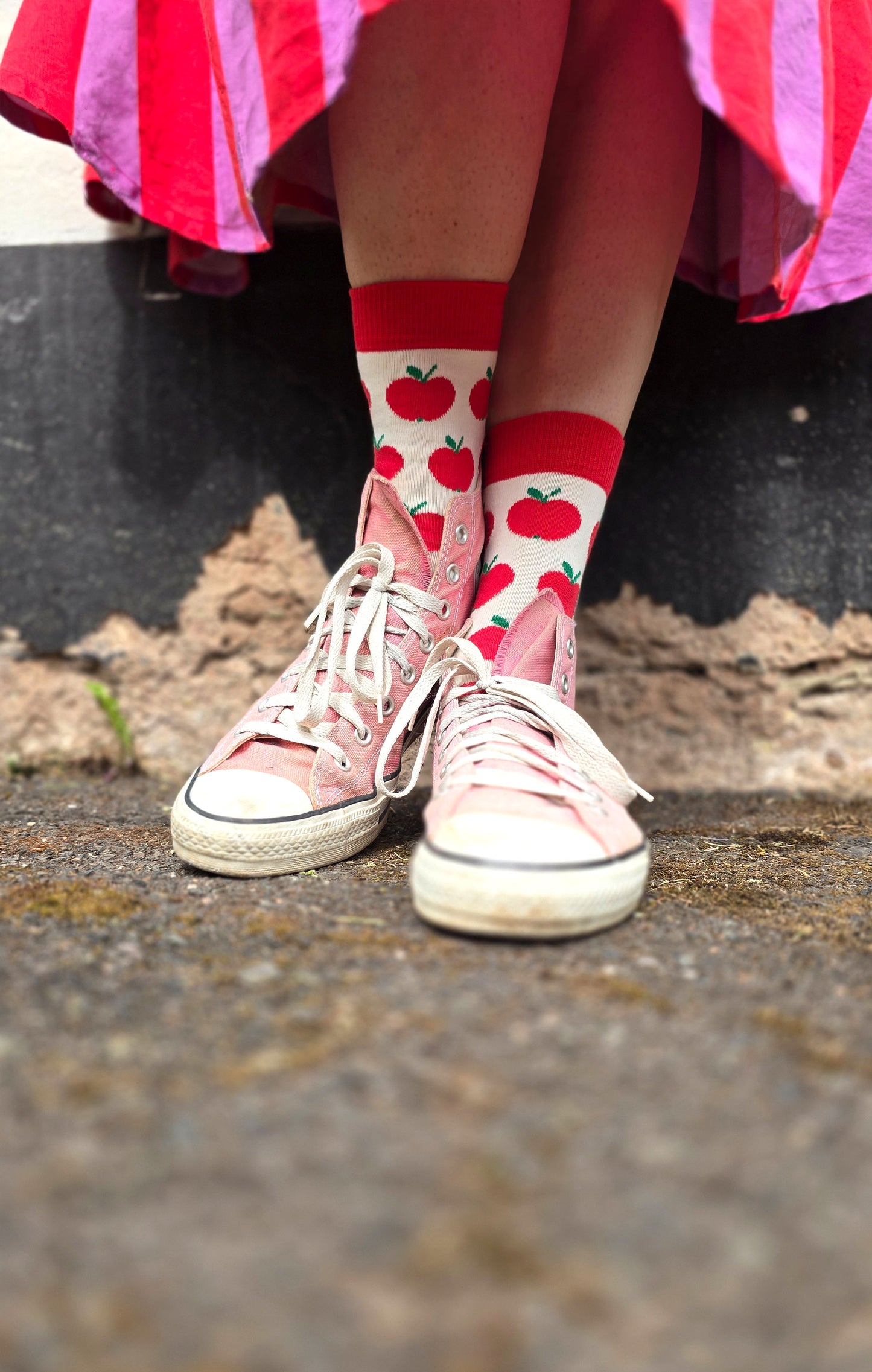 Socken mit retroäpfelchen Muster auf weißem Grund in strahlendem Rot.