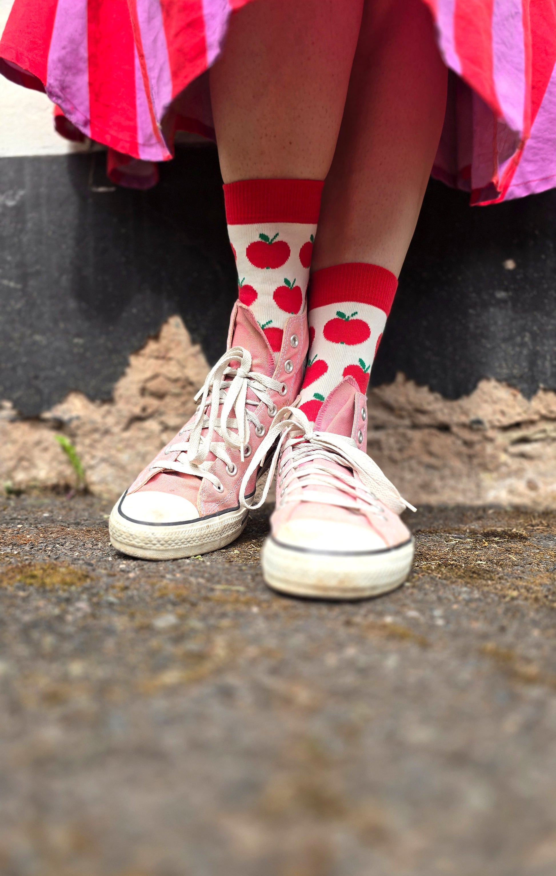 Socken mit retroäpfelchen Muster auf weißem Grund in strahlendem Rot.
