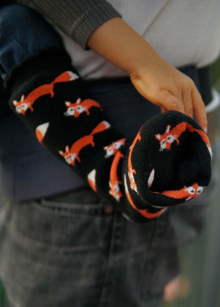 Einzigartige Frottee Stulpen mit Füchsen in  schwarz.