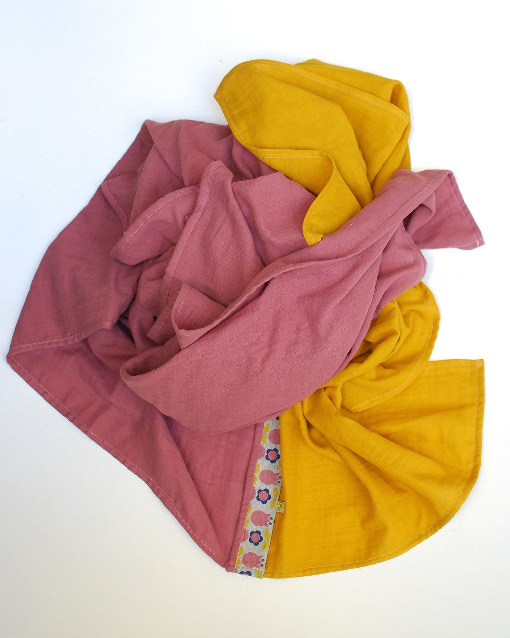 Großes Musselin Tuch mit Borte Tulpe in den Farben rosa und gelb.