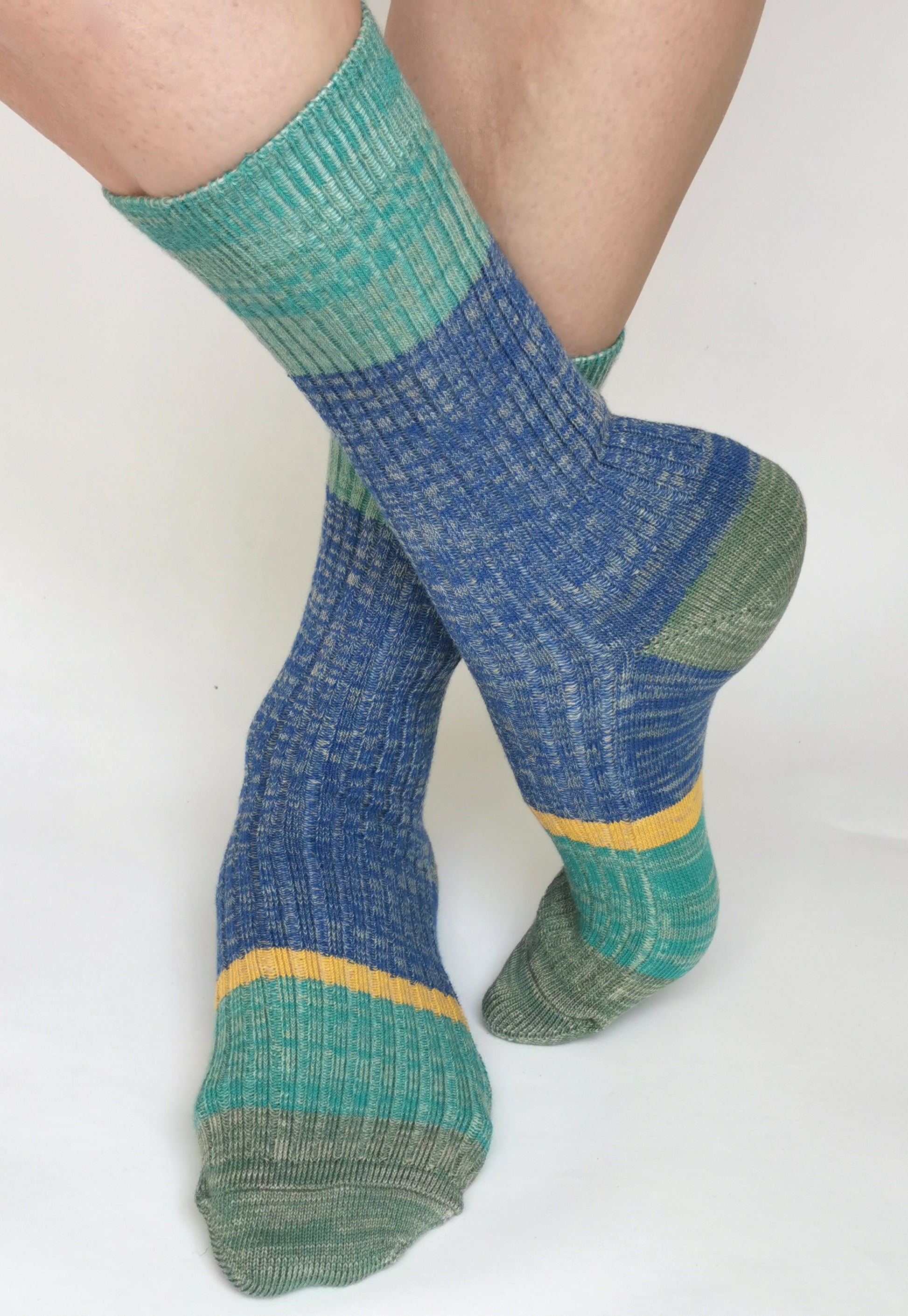Weiche Bio Wolle und Baumwolle Socke mit trendy colourblock Streifen in blau und türkis