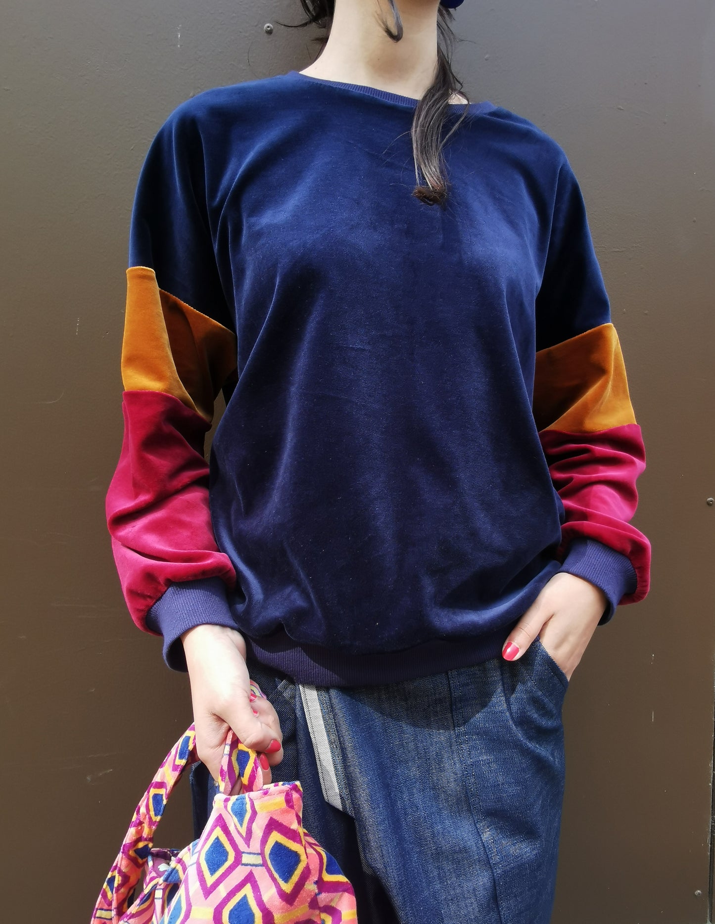 Damen Jeans im Loosefit mit Aufschlag, Aufsatztaschen in Denimblau.